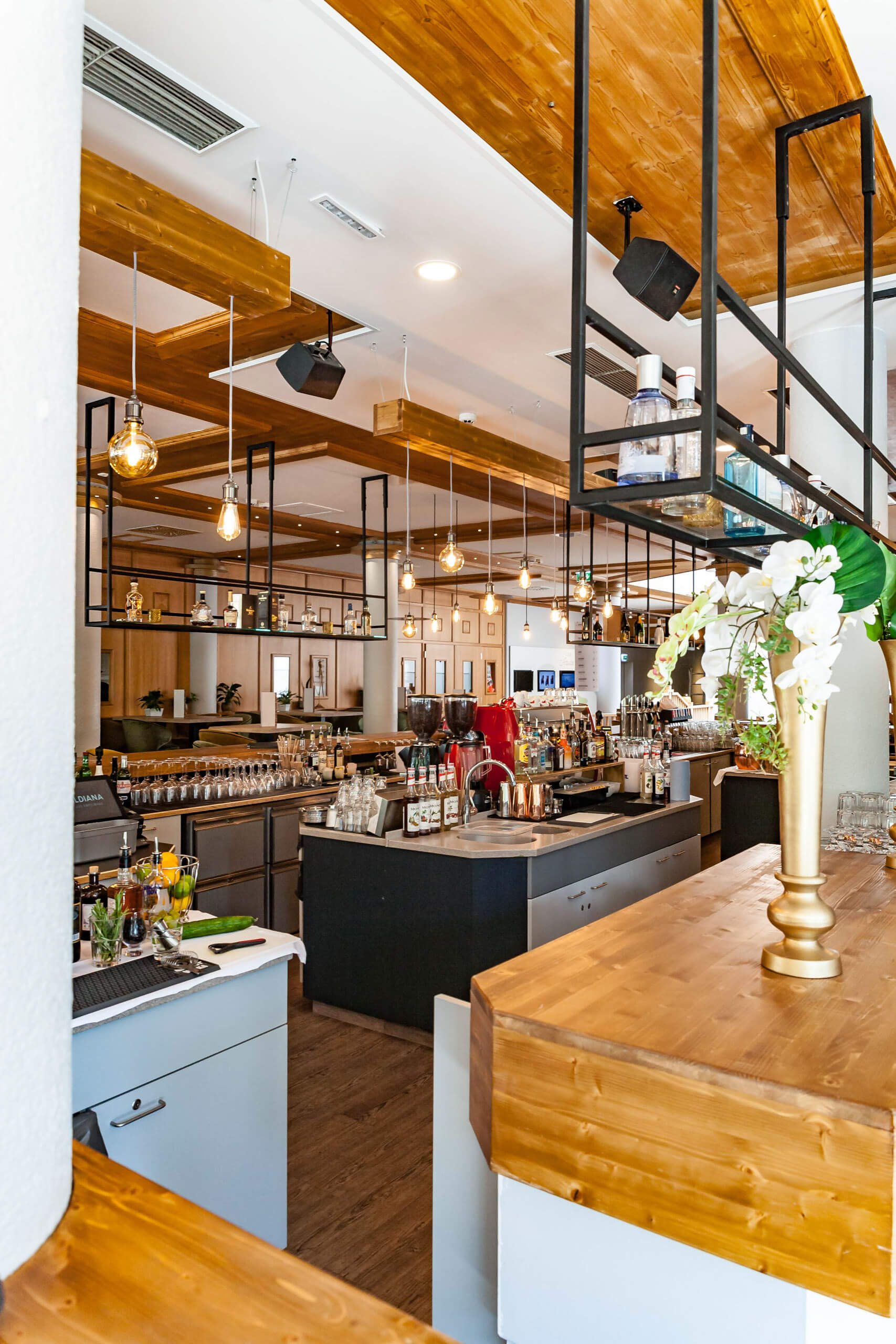 Moderne Bar mit Holzakzenten und Hängeleuchten, professionell beleuchtet