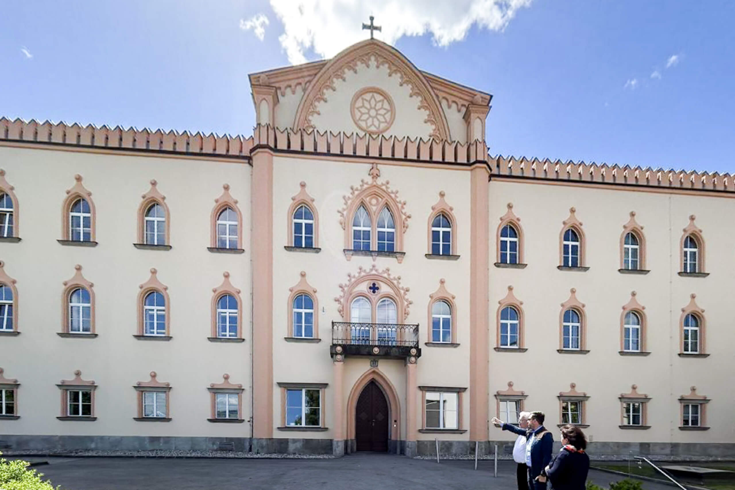 Fassade des Klosters St. Josef in Buchloe mit Kreuz und Rosettenfenster