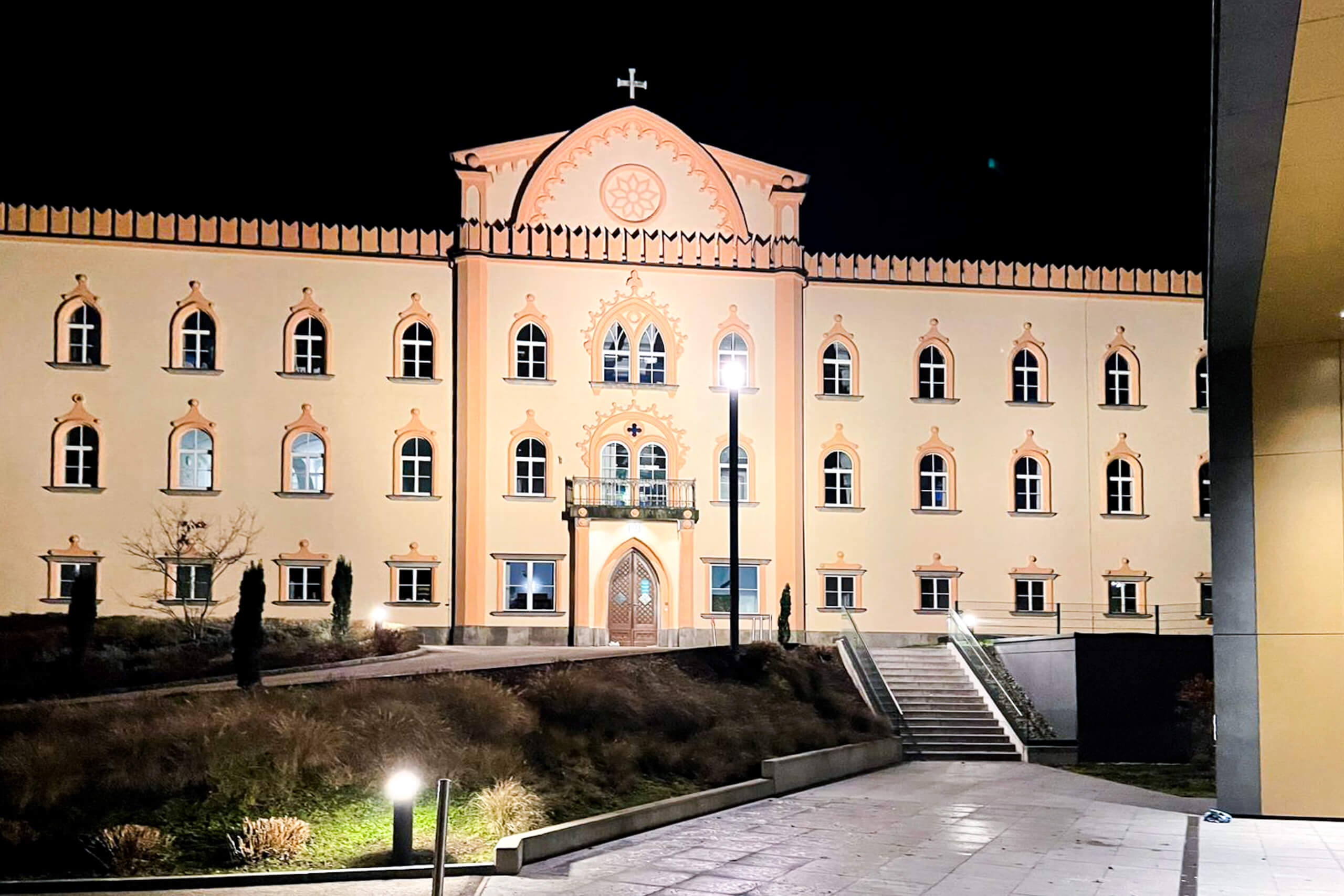 Illuminas Lichtplanung: Historisches Gebäude mit moderner Architekturbeleuchtung bei Nacht