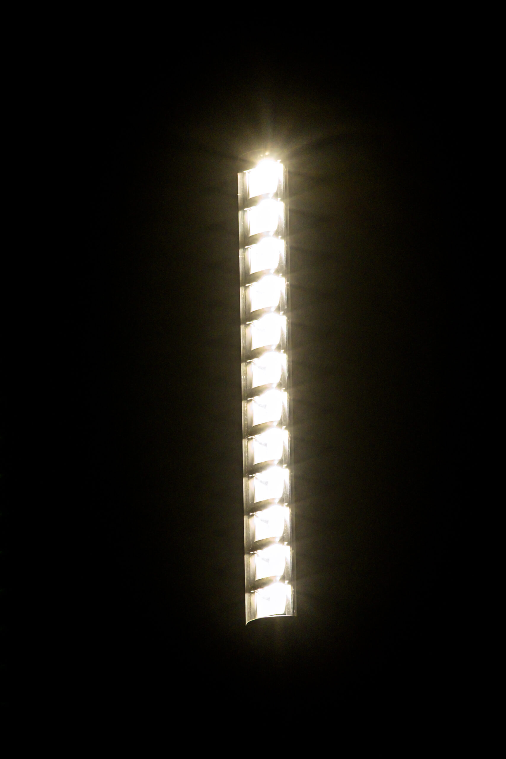 Längliche LED-Leiste mit hellem Licht auf schwarzem Hintergrund
