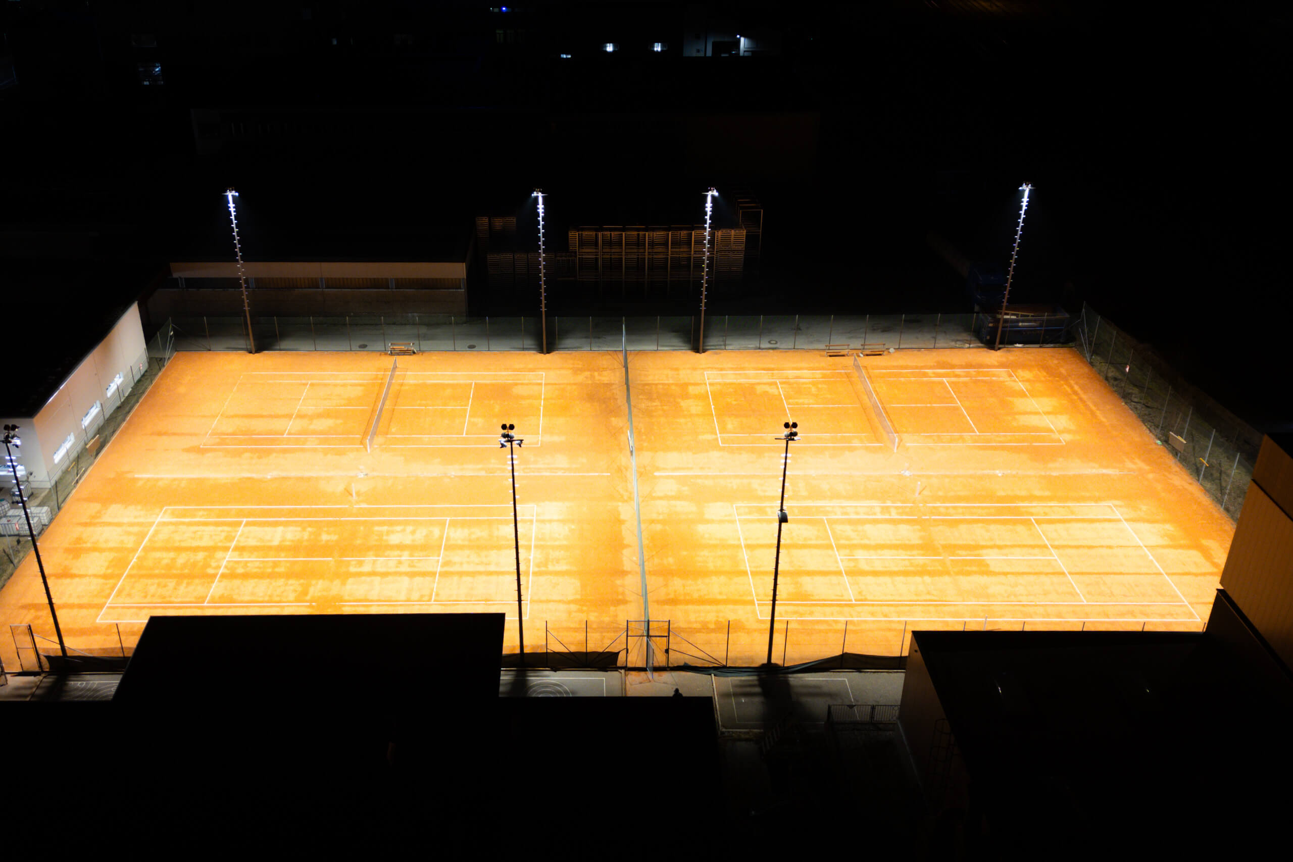 Tennisplatz bei Nacht mit professioneller Beleuchtung von Illumina