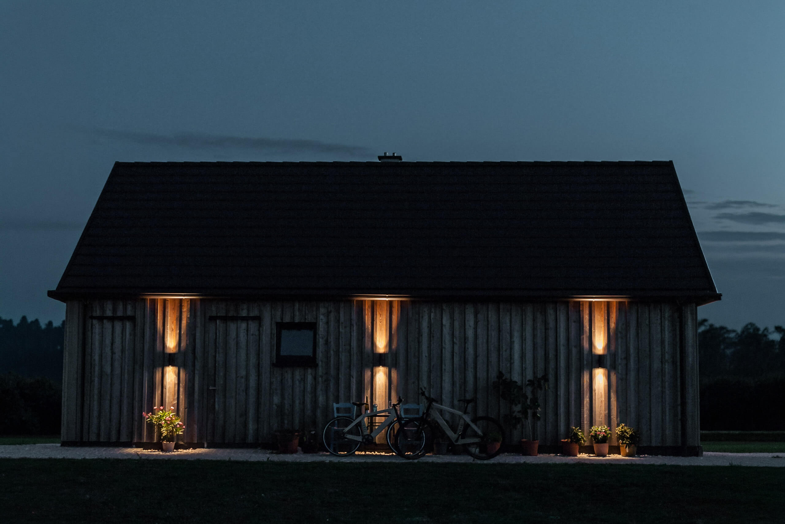 Holzhaus mit moderner Außenbeleuchtung – Lichtplanung Privat