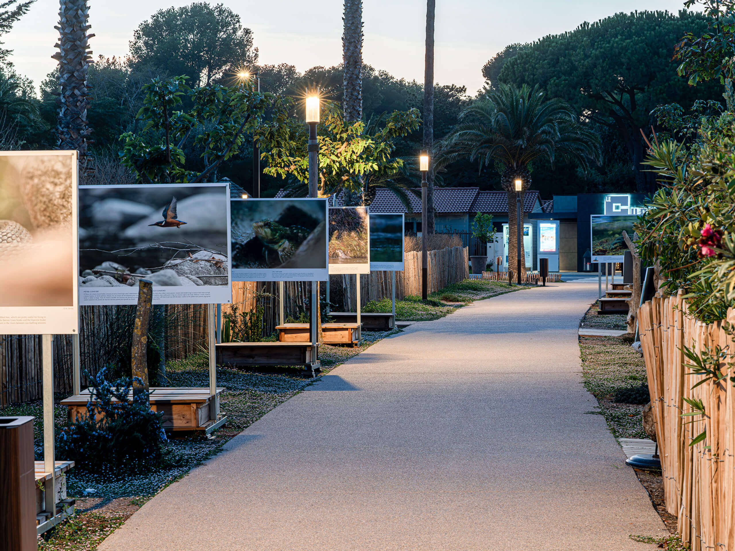 Ausstellung von Stadtmobiliar mit Fotopaneelen und Beleuchtung