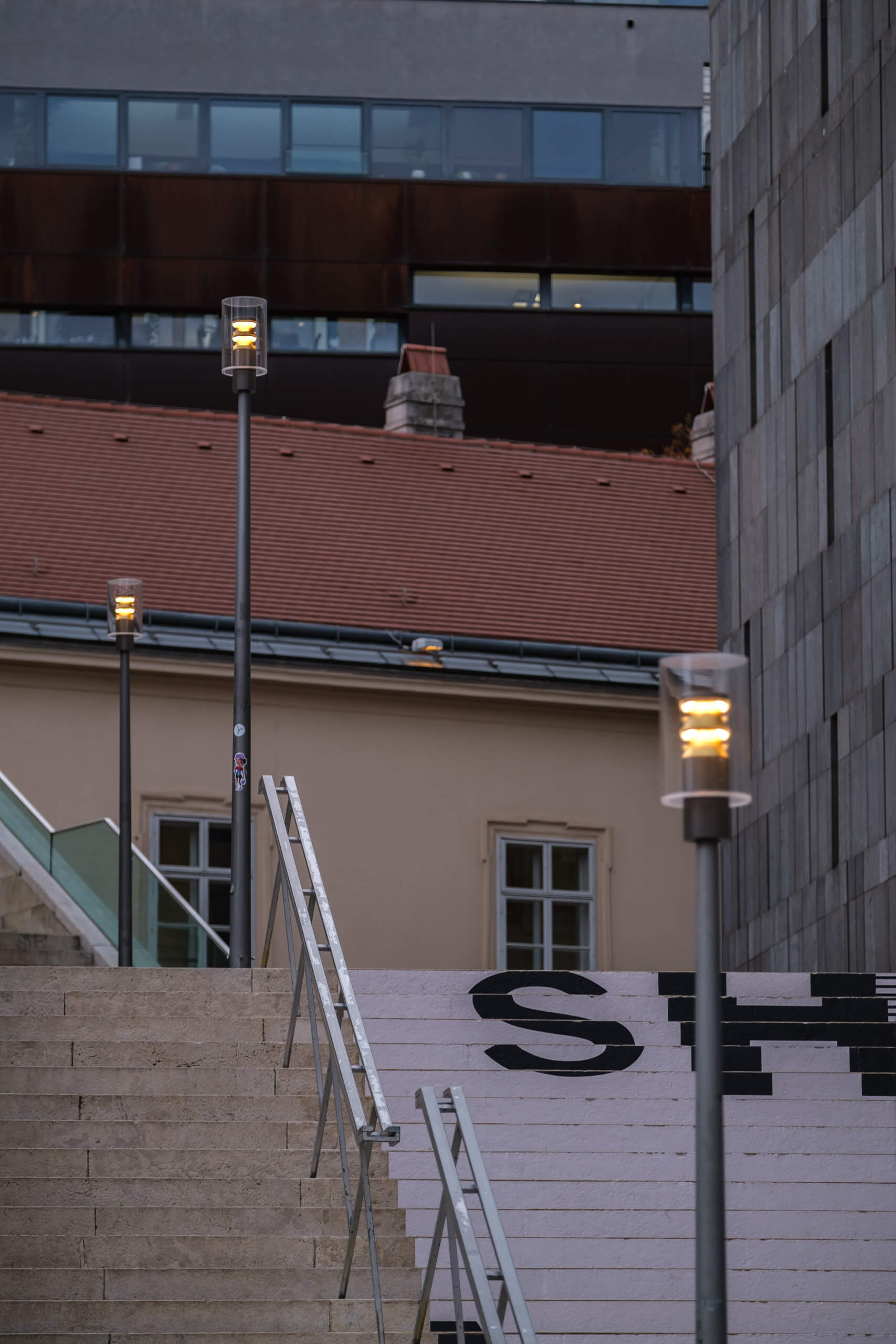 Treppenaufgang mit moderner Architekturbeleuchtung und dem Schriftzug "ST" auf Stufen