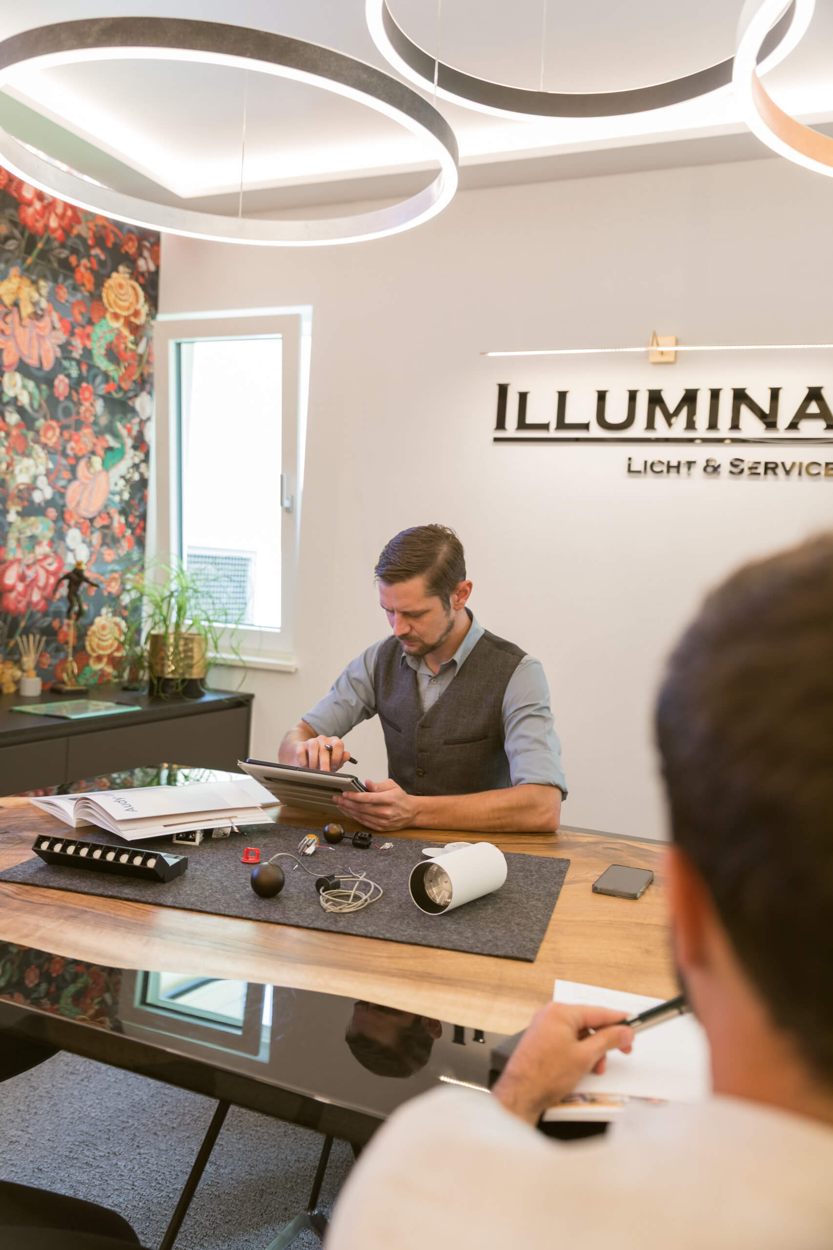 Illumina: Lichtplanung und Förderberatung Beleuchtung in modernem Büro.