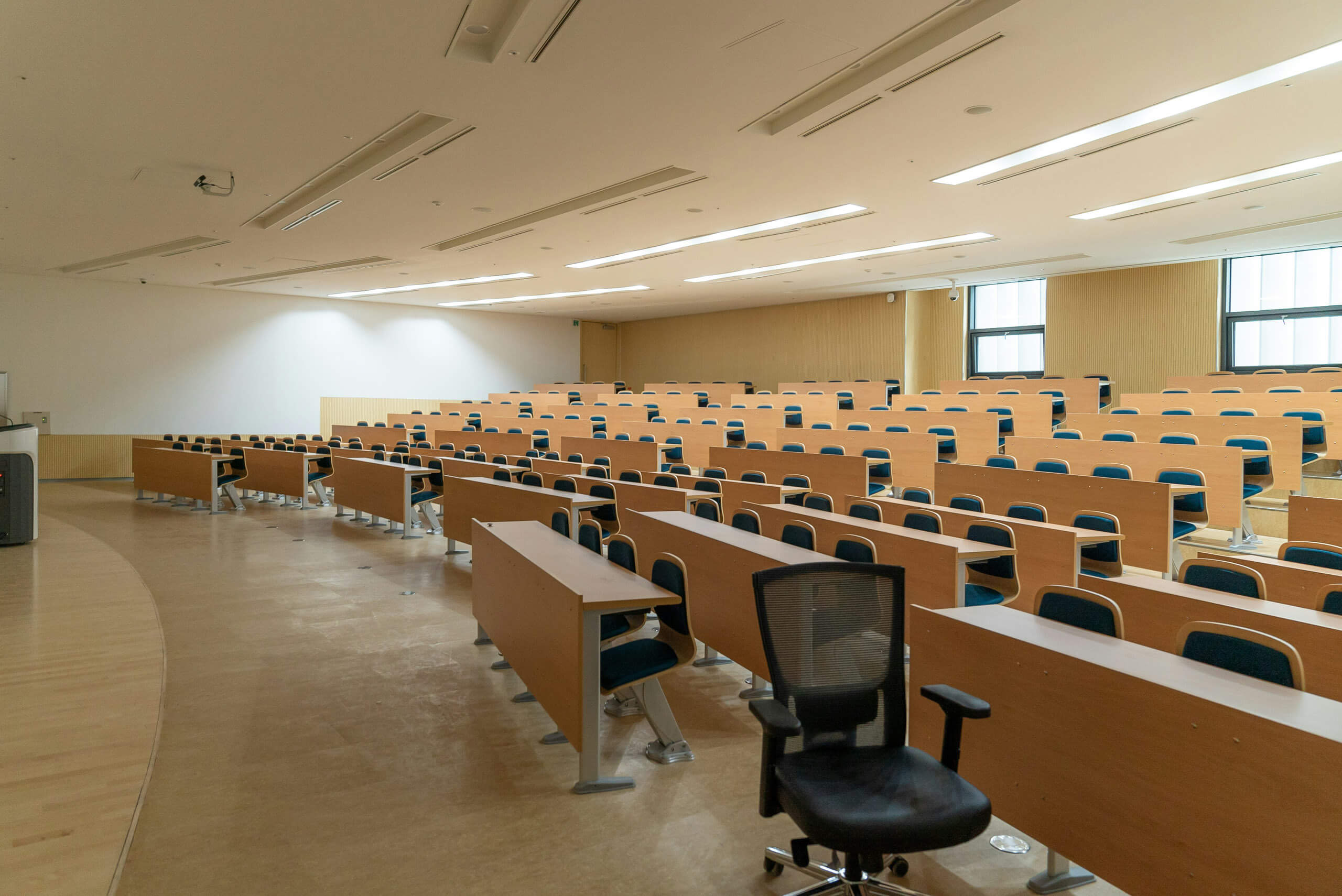 Moderne Hörsaal-Lichtplanung mit Reihenbestuhlung und Deckenleuchten