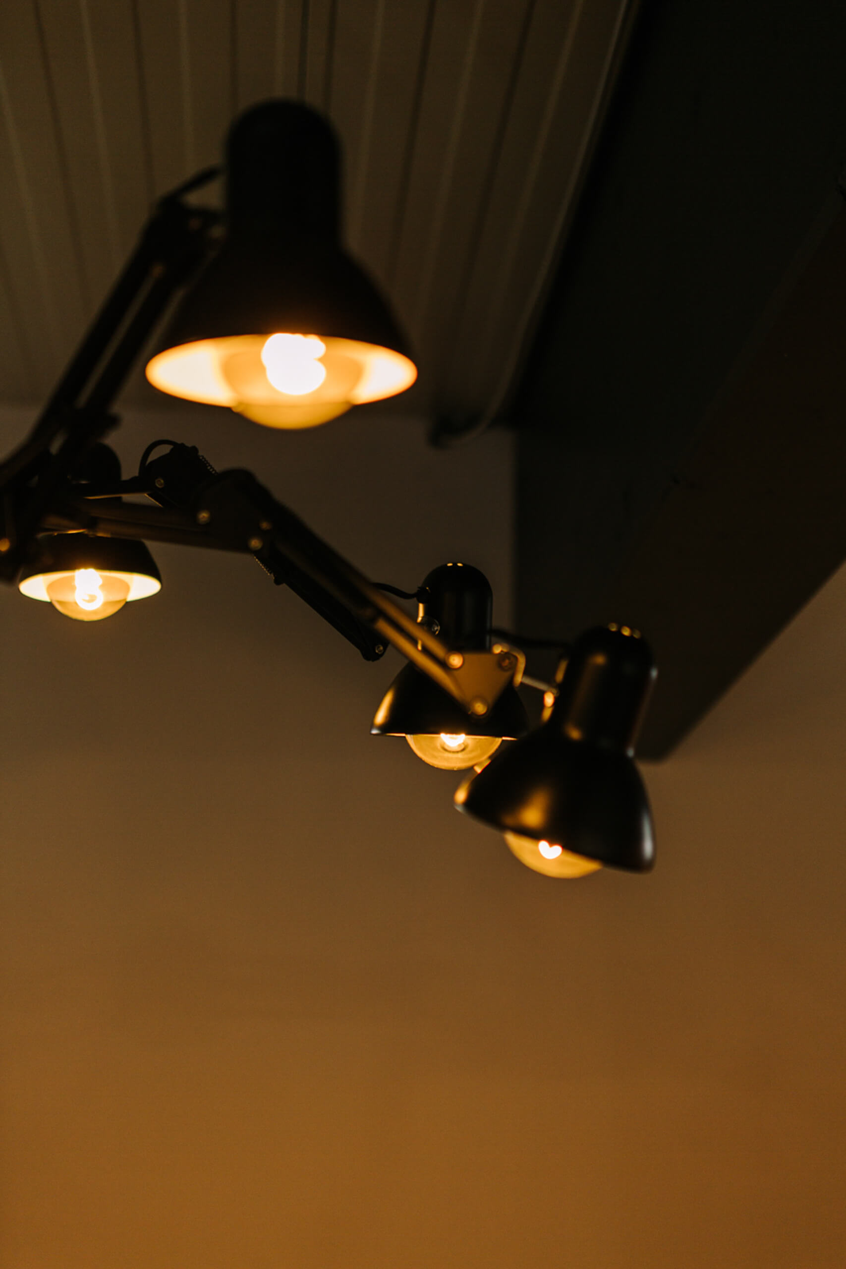 Deckenleuchte mit mehreren verstellbaren Armen und Lichtkegeln