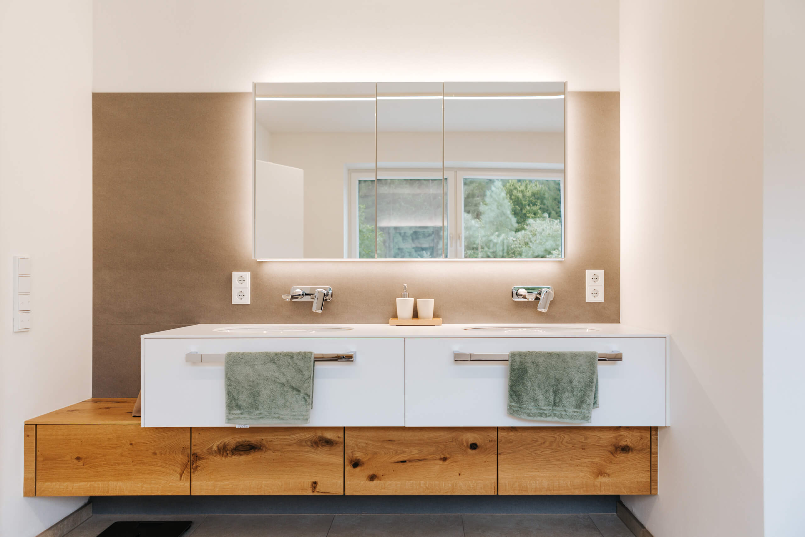Illumina Lichtplanung: Modernes Badezimmer mit Doppelwaschtisch und indirekter Beleuchtung