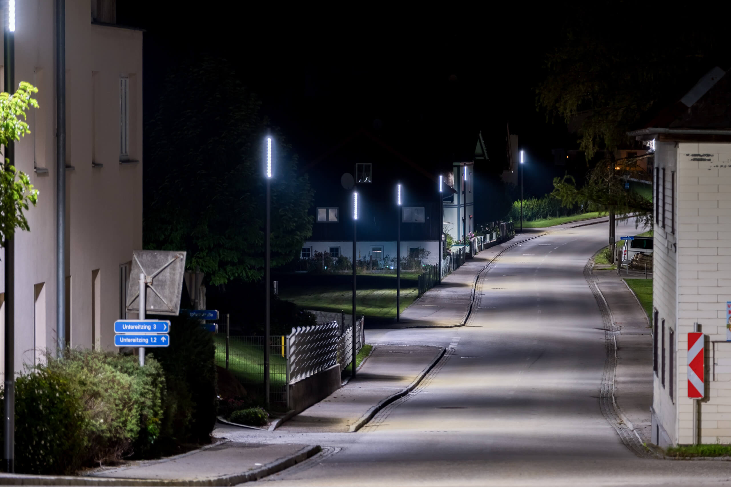 Moderne Straßenbeleuchtung mit LED-Leuchten in einer ruhigen Siedlung bei Nacht