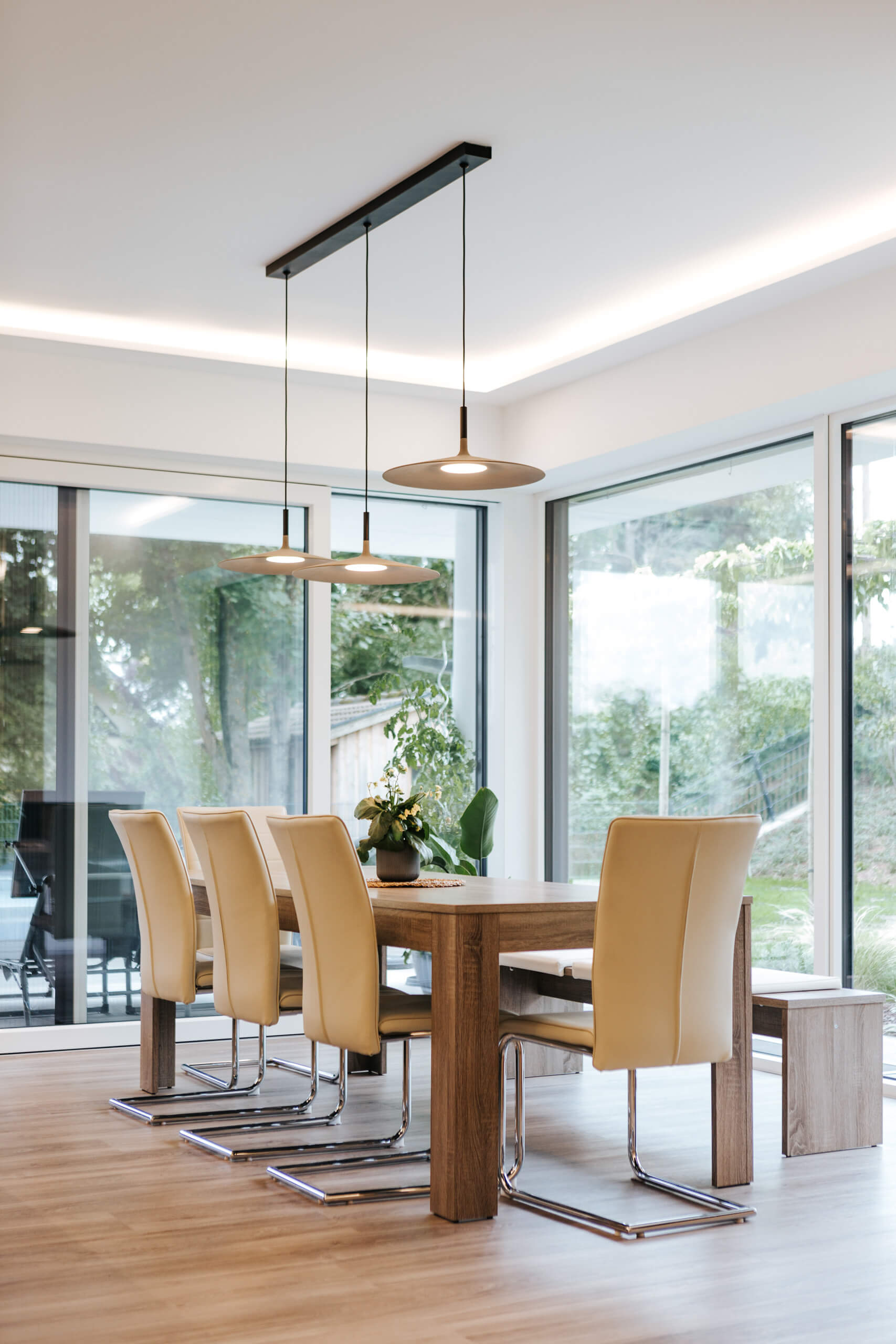 Esszimmer mit Holzmöbeln und Hängeleuchten, passend für ein Lichtgutachten Privat.