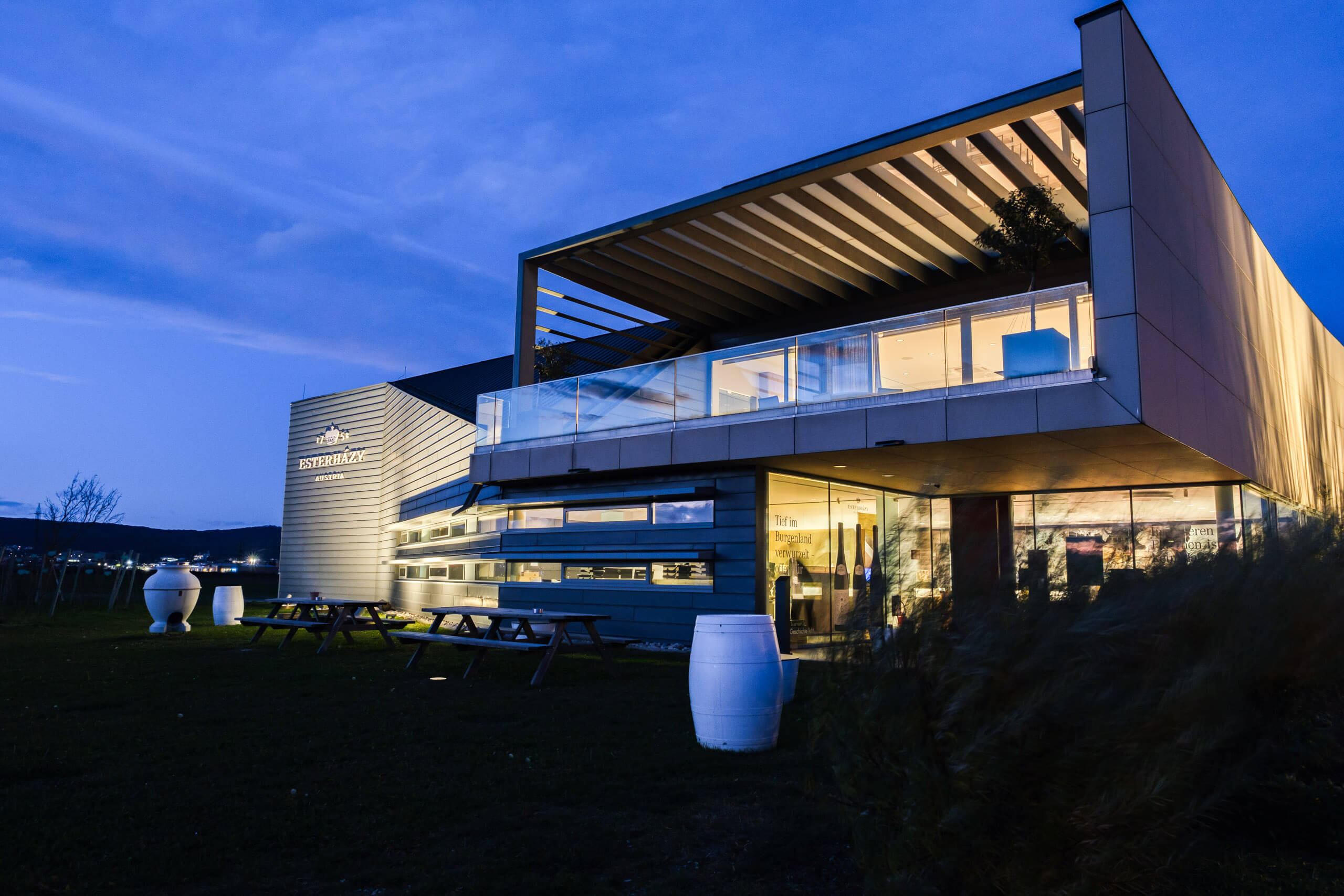 Moderne Architektur mit Glasfront und Beleuchtung bei Dämmerung
