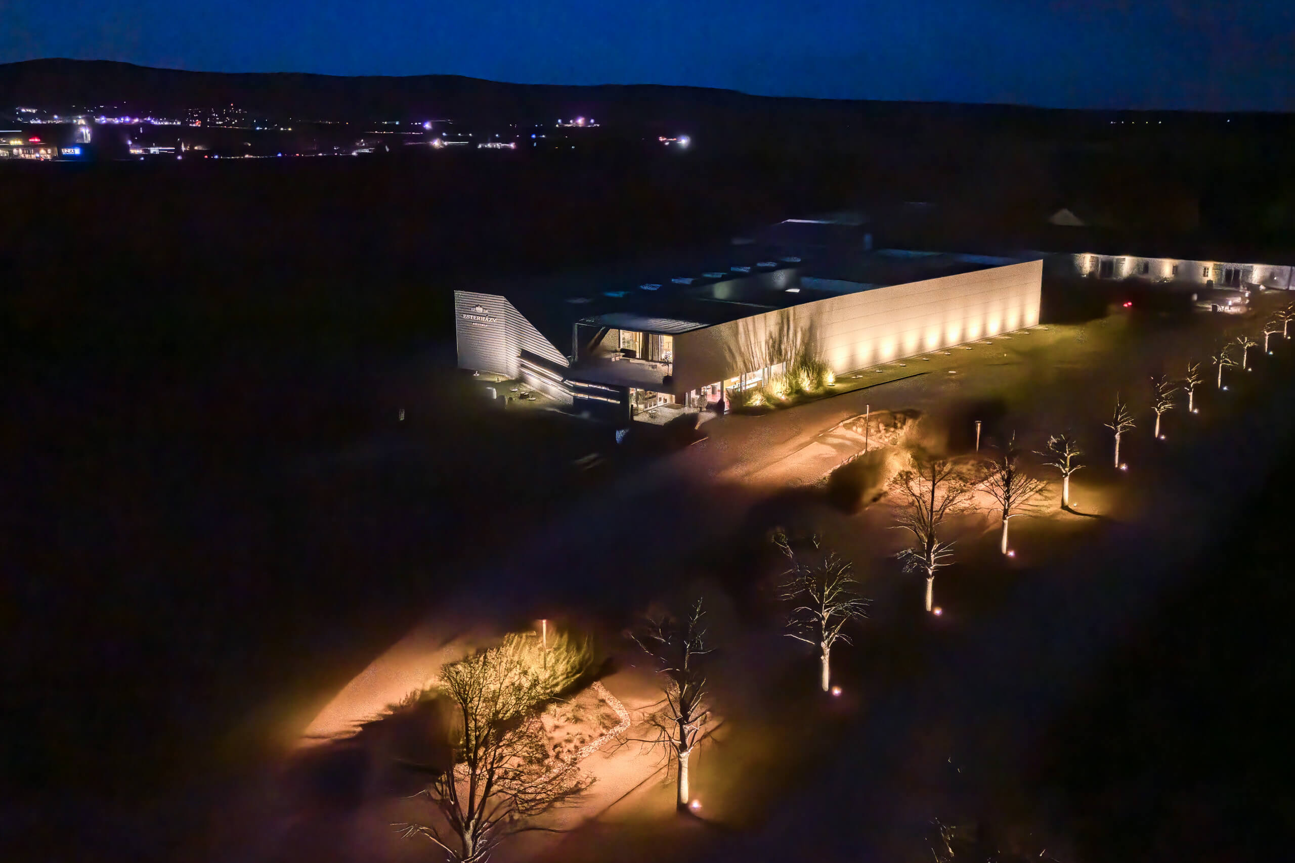 Illumina: Moderne Architekturbeleuchtung eines Gebäudes bei Nacht mit stimmungsvoller Außenbeleuchtung.
