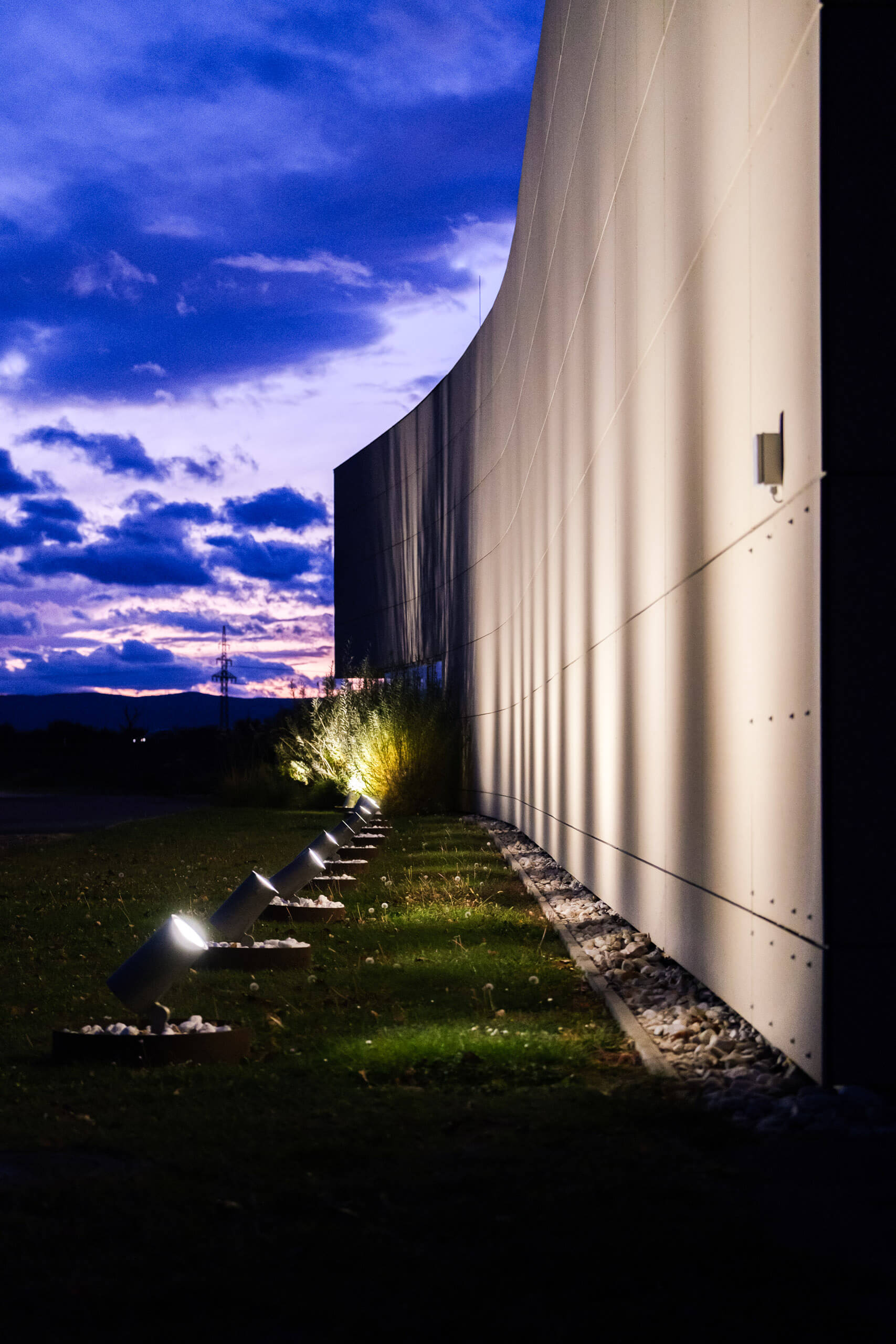 Architekturbeleuchtung von Illumina: Moderne Fassade mit akzentuierter Beleuchtung im Abendlicht.