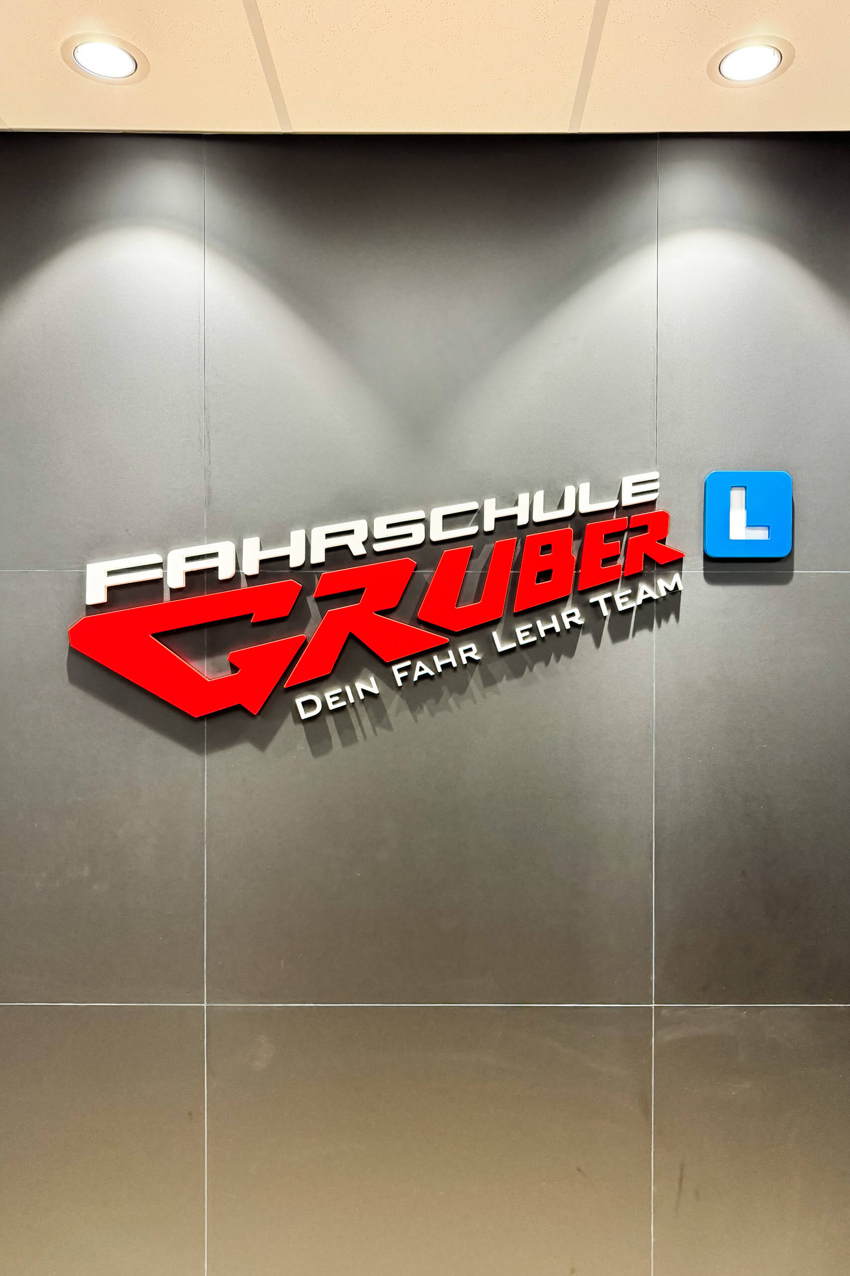 Fahrschule Gruber Logo mit blauem L-Schild