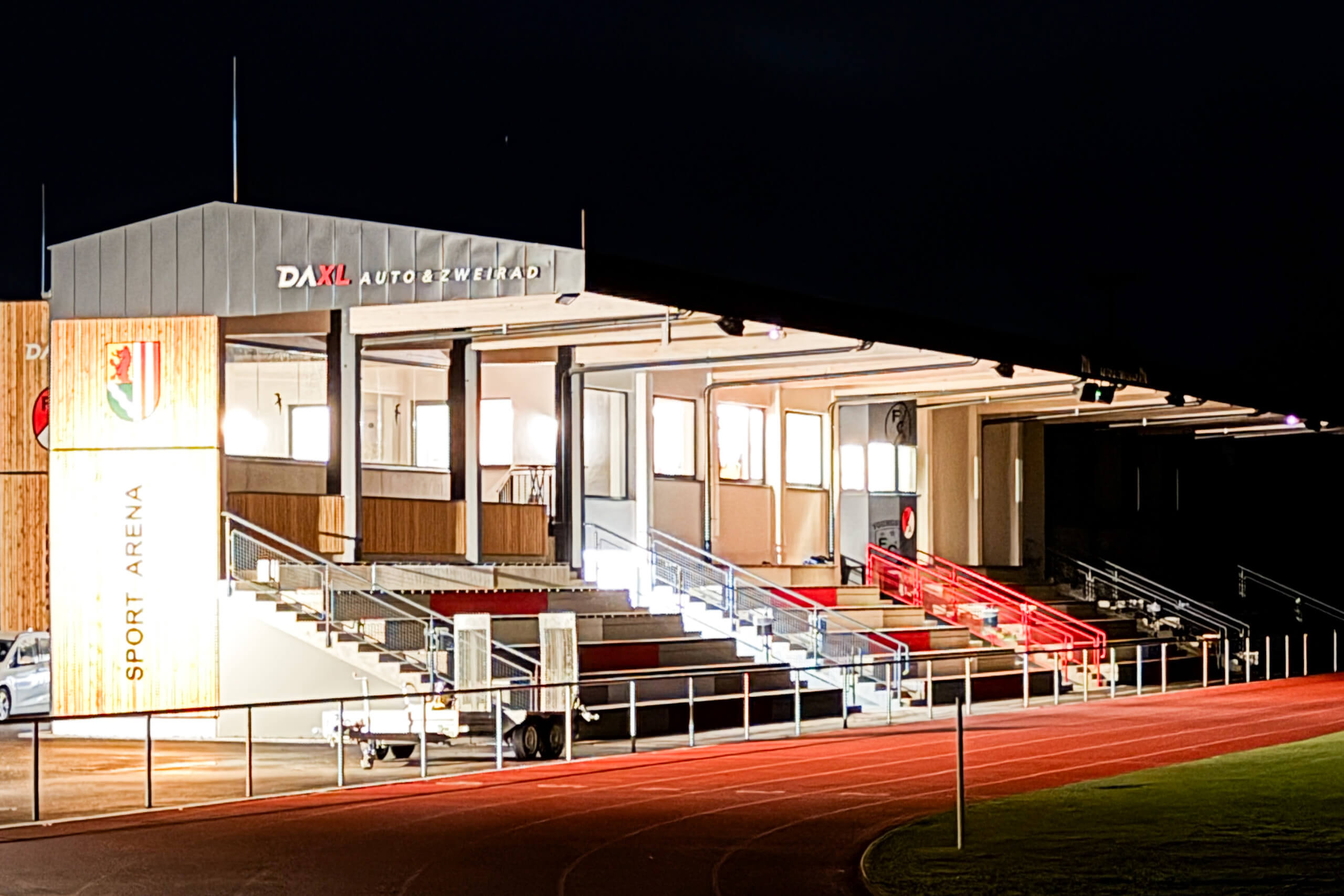 DAKL Auto & Zweirad Sport Arena mit Tribüne und Laufbahn bei Nacht
