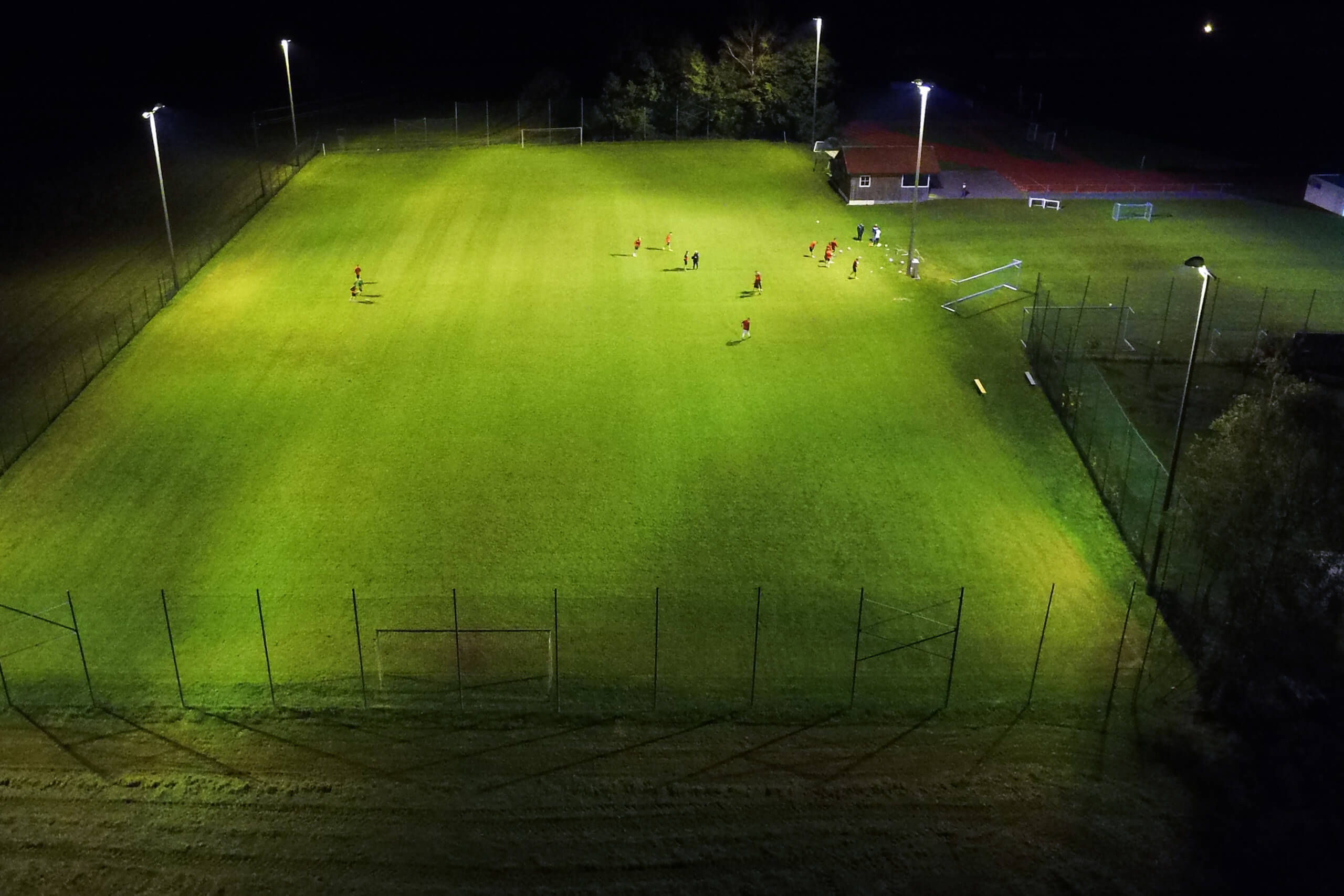 Fußballplatzbeleuchtung von Illumina: Nachtaufnahme mit Spielfeld und Spielern