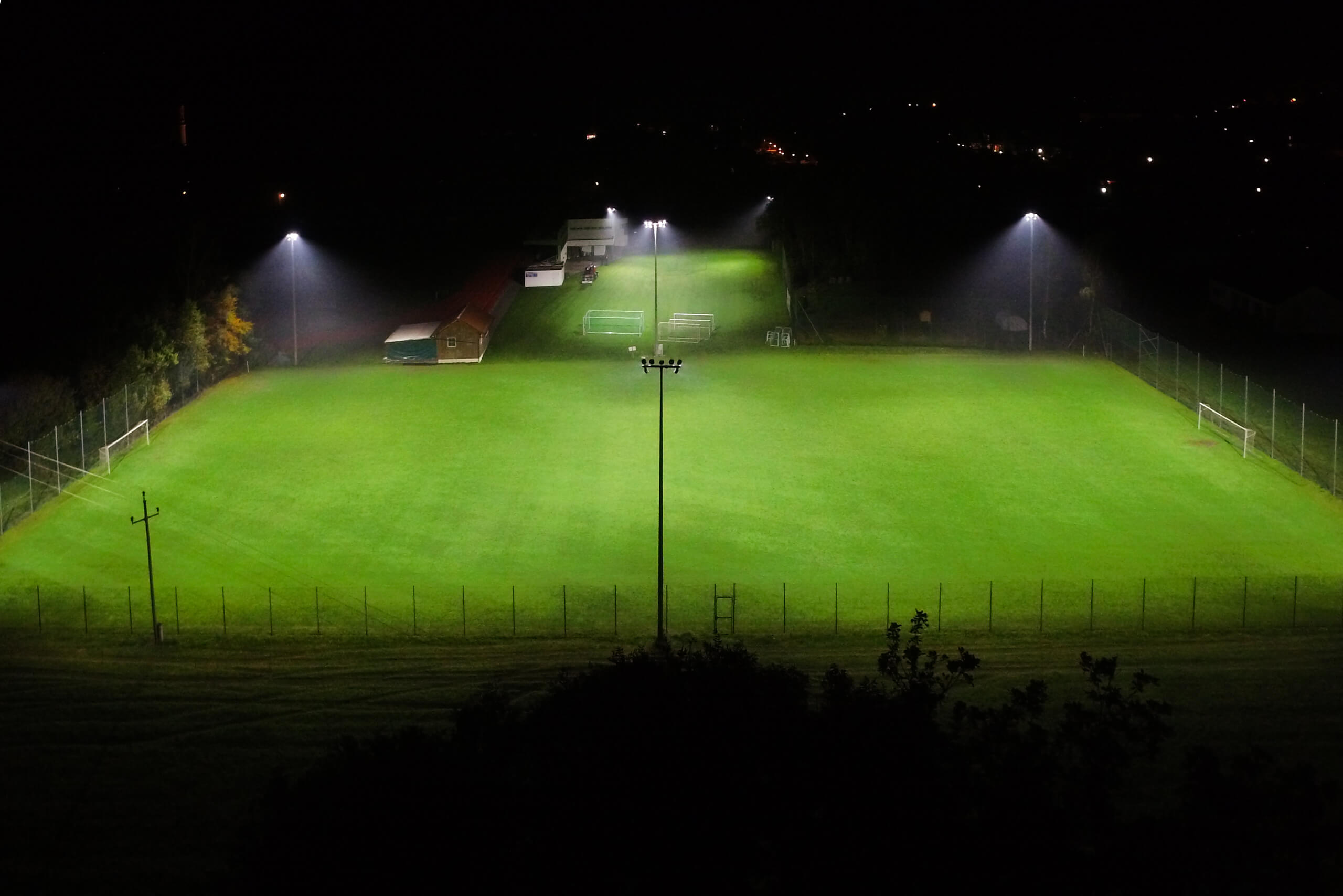 Sportplatzbeleuchtung bei Nacht mit gut ausgeleuchtetem Spielfeld von Illumina
