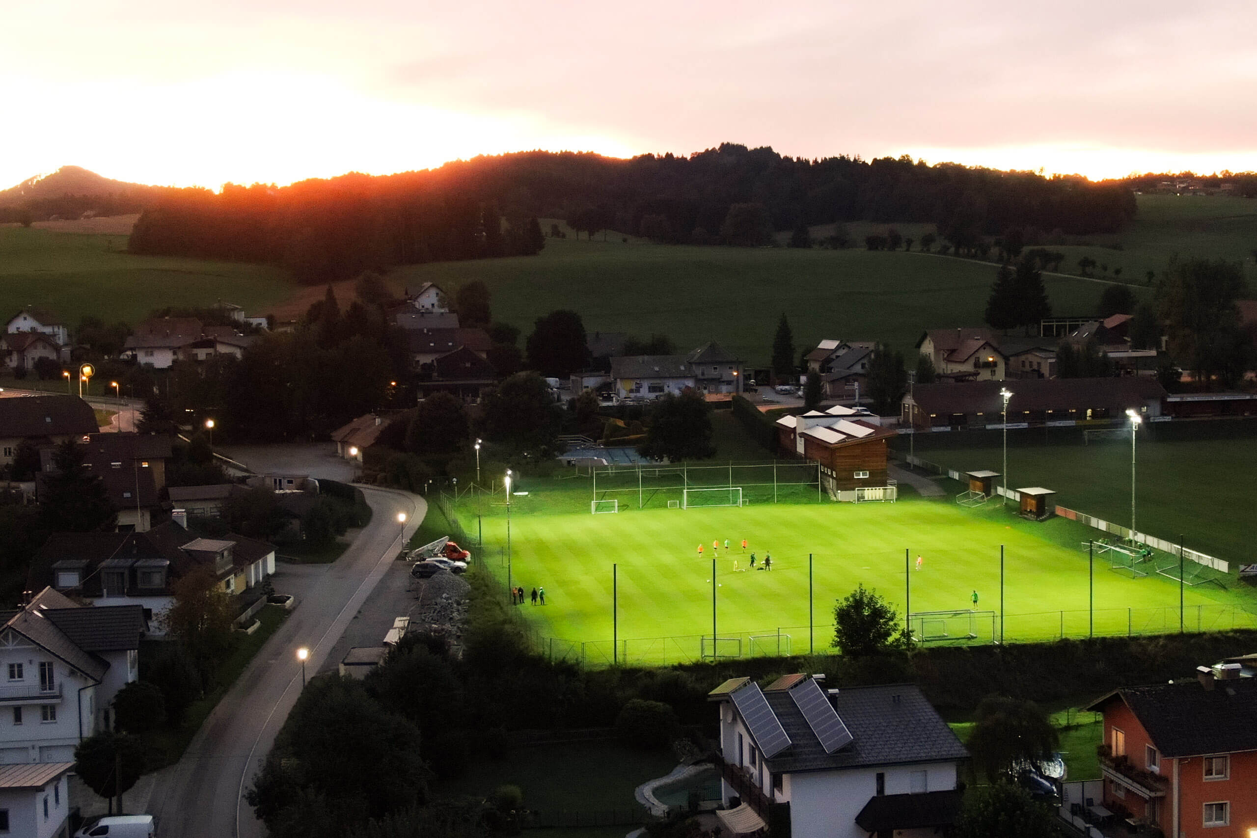 Fußballplatzbeleuchtung von Illumina: Ein beleuchteter Sportplatz bei Dämmerung.