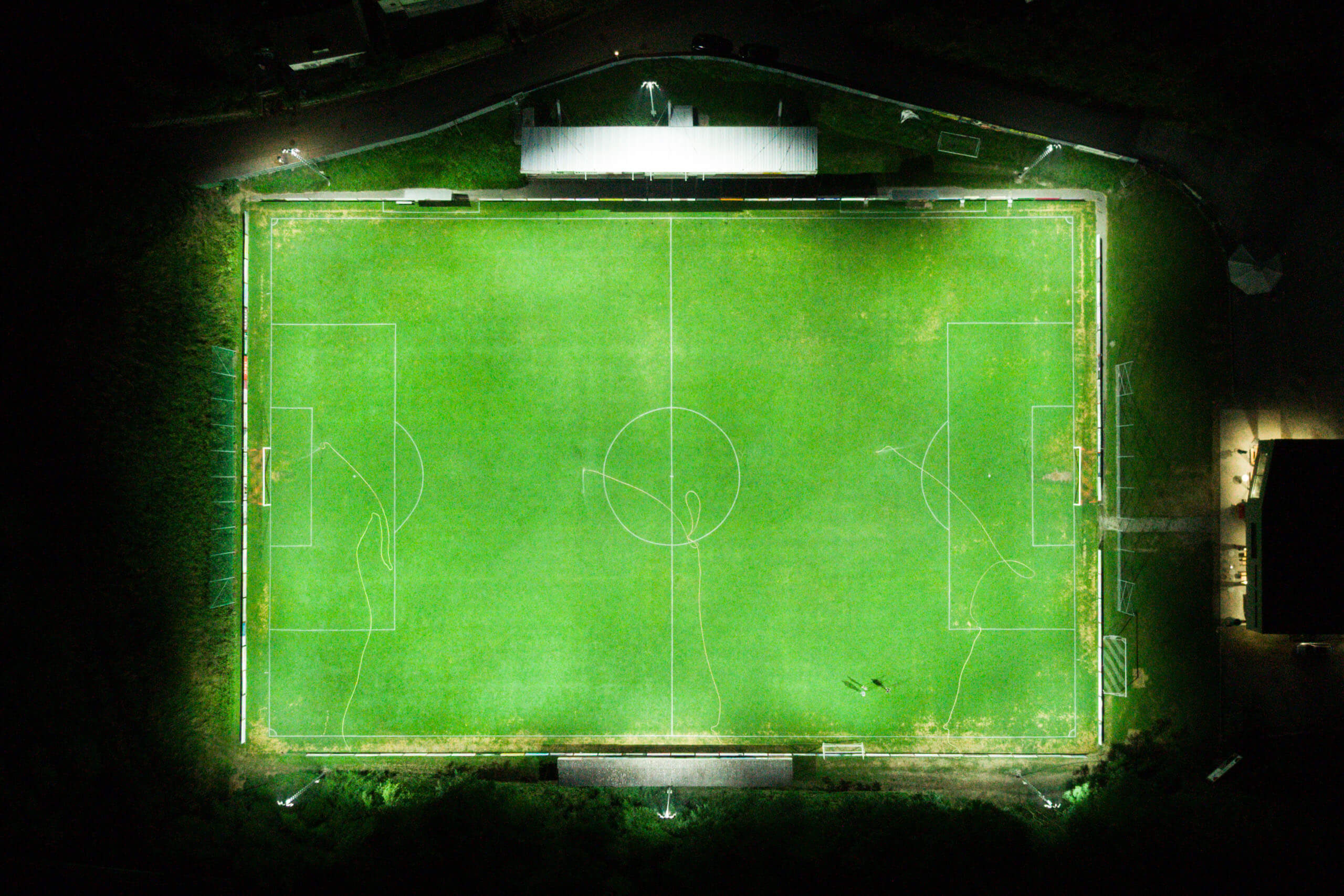 Illumina: Fußballplatz bei Nacht mit moderner LED-Sportplatzbeleuchtung