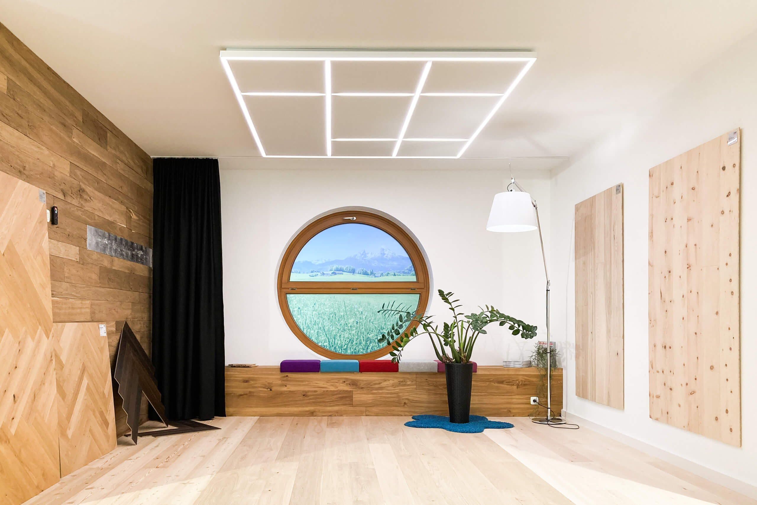 Modernes Interieur mit runden Fenster und indirekter Beleuchtung – Lichtplanung von Illumina.