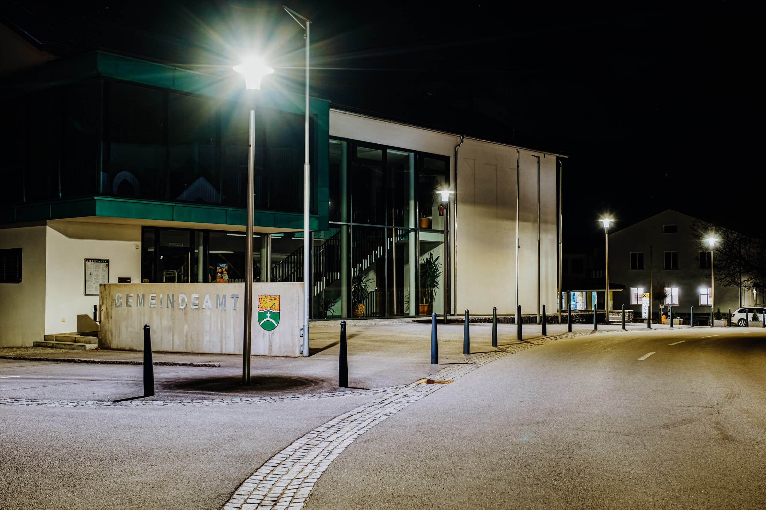 Gemeindeamt mit moderner Architektur und Anstrahlungen bei Nacht