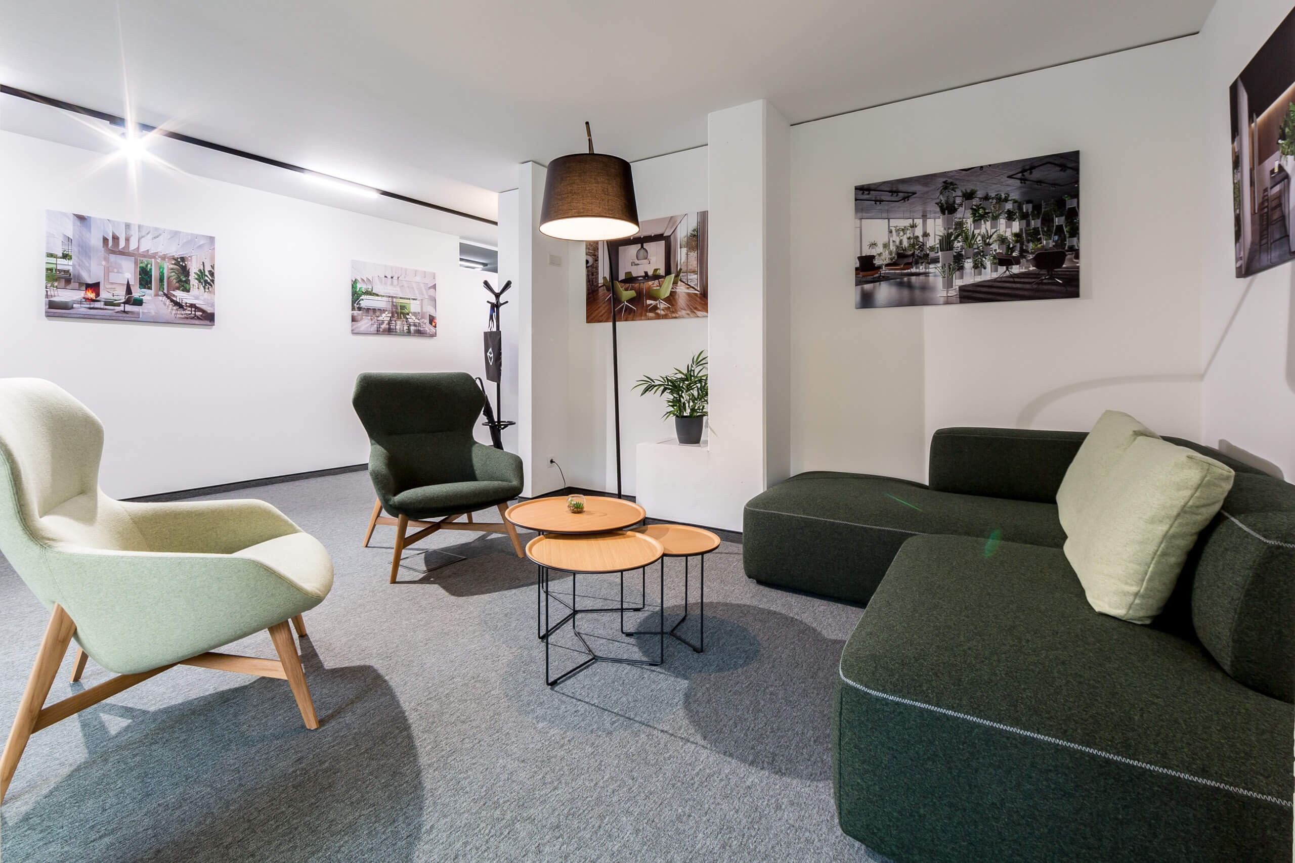Gewerbliche Lichtplanung: Modernes Büro-Lounge mit Sitzgruppen und indirekter Beleuchtung.