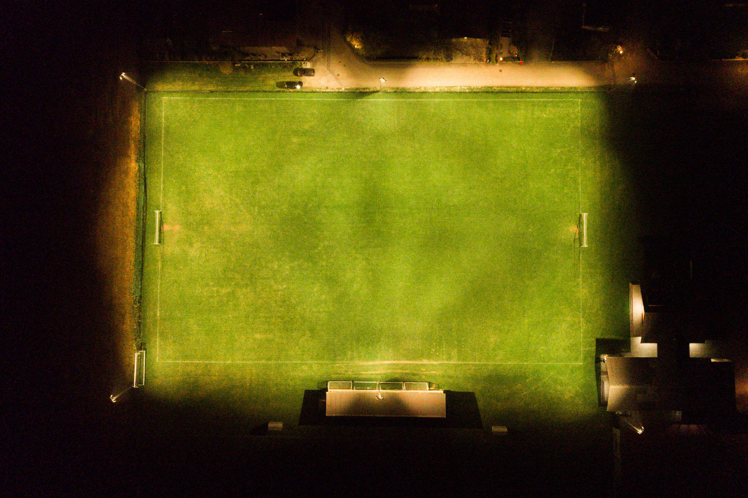 Illuminas Sportplatzbeleuchtung: Ein Fußballfeld mit Flutlicht bei Nacht