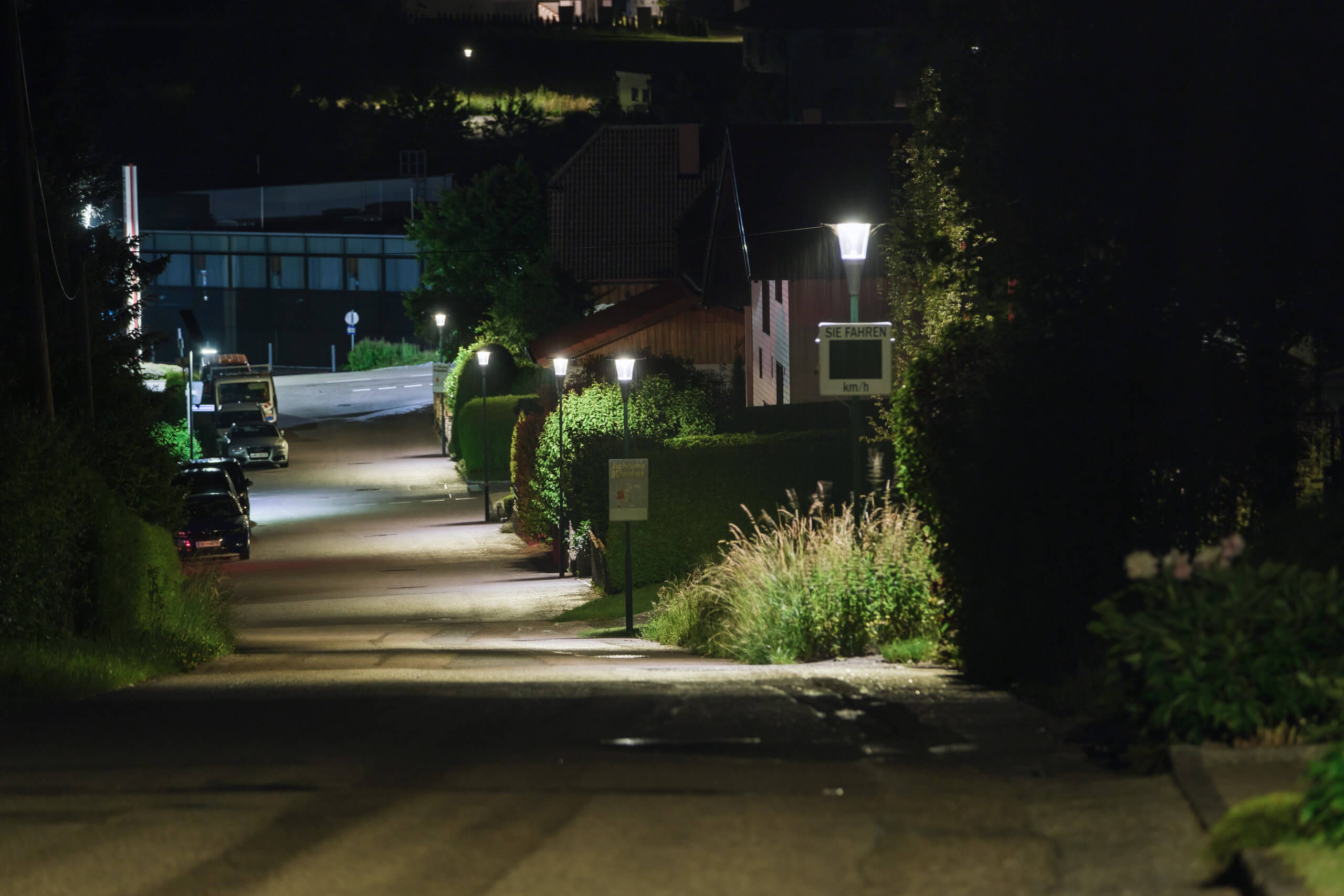 Straßenbeleuchtung in einem Dorf bei Nacht, beleuchtet von Laternen