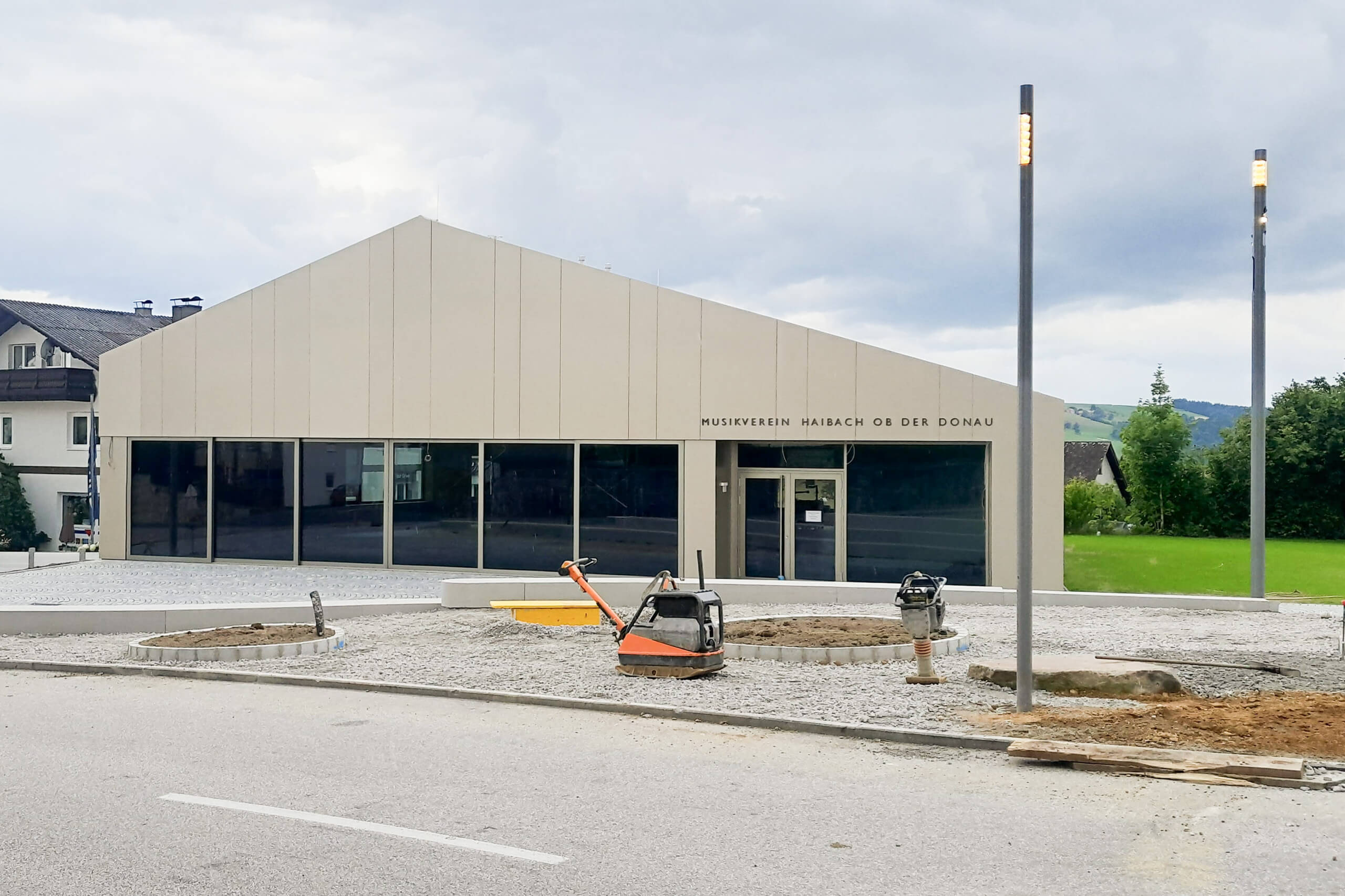 Neubau Musikverein Haibach ob der Donau mit moderner Architektur und Außenbeleuchtung