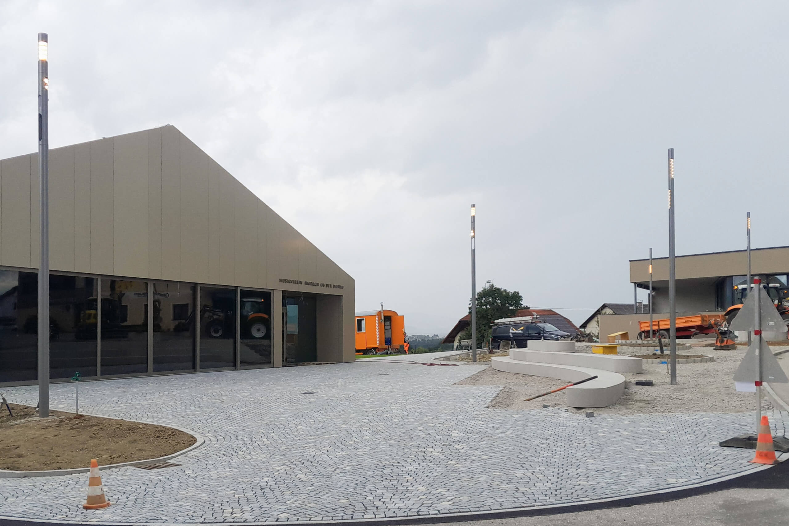 Außenansicht des Museums mit moderner Architektur und Außenbeleuchtung