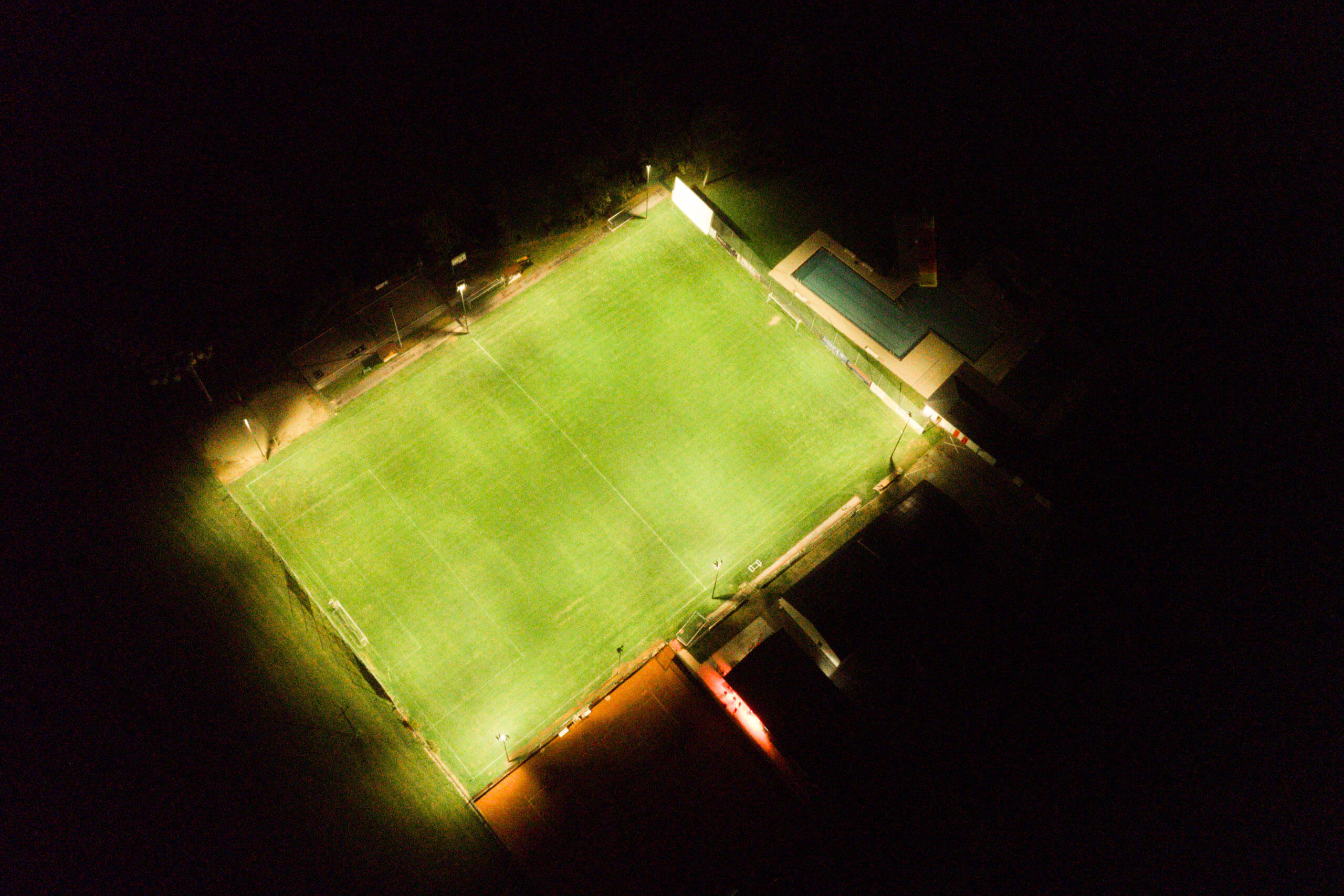 Sportplatzbeleuchtung bei Nacht von Illumina, perfekt ausgeleuchtet