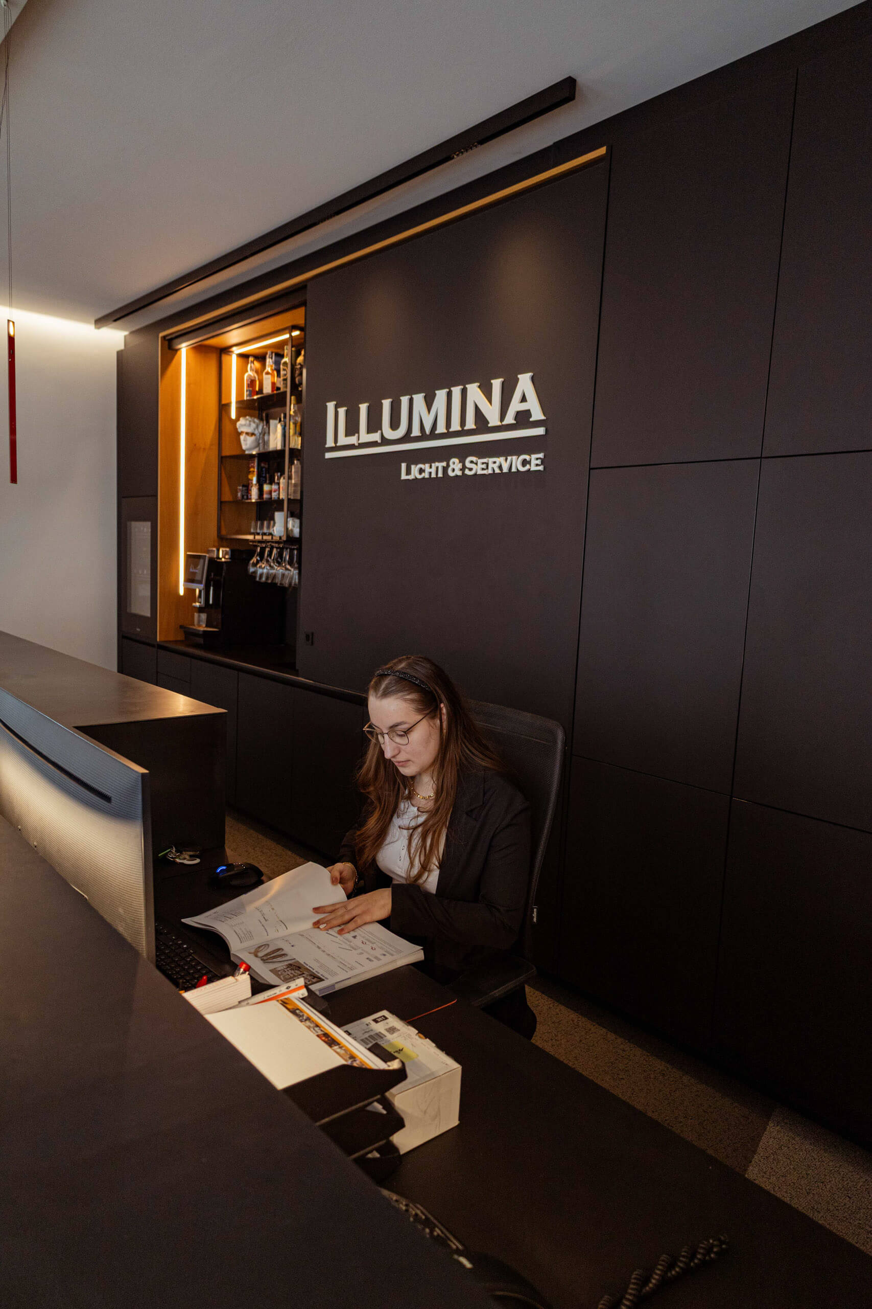 Empfangsbereich mit Mitarbeiterin von Illumina