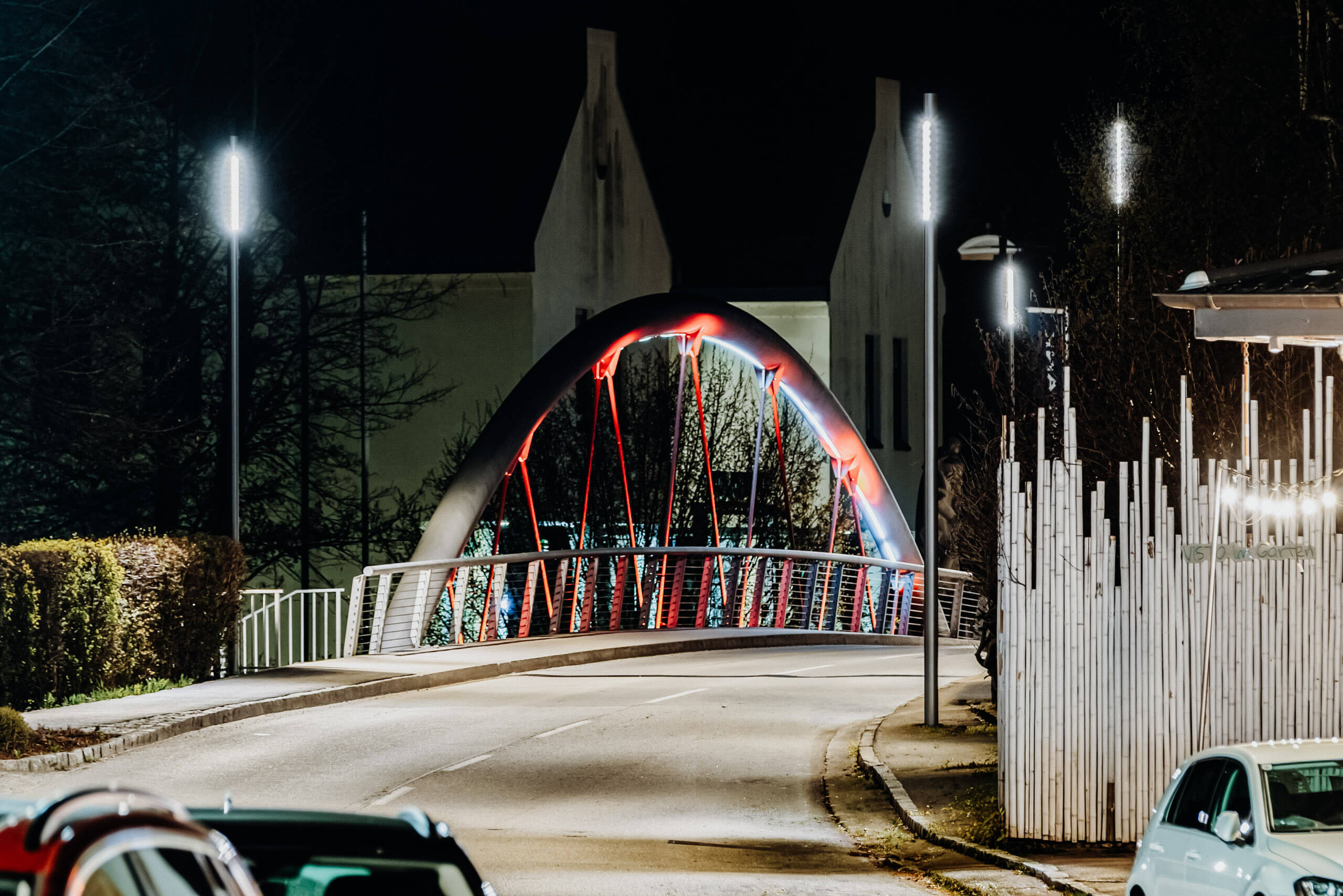 Moderne LED-Straßenbeleuchtung beleuchtet eine Brücke bei Nacht.