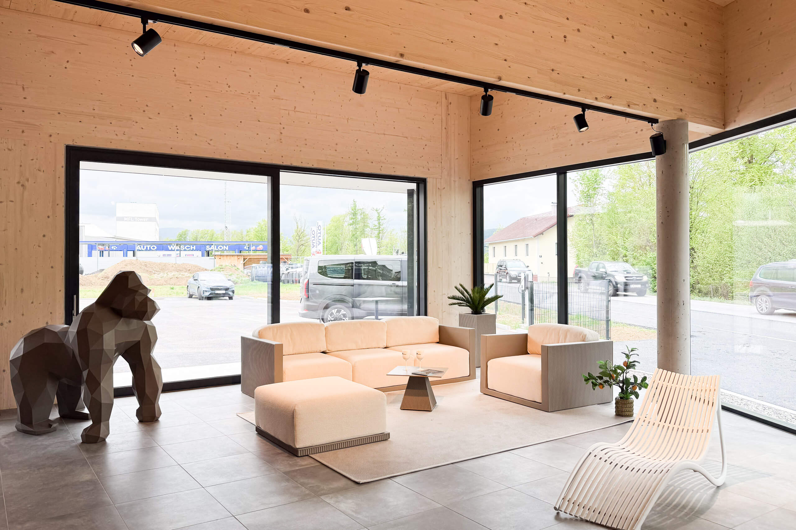 Moderne Holzbau-Architektur mit Lounge-Bereich und großflächigen Glasfronten