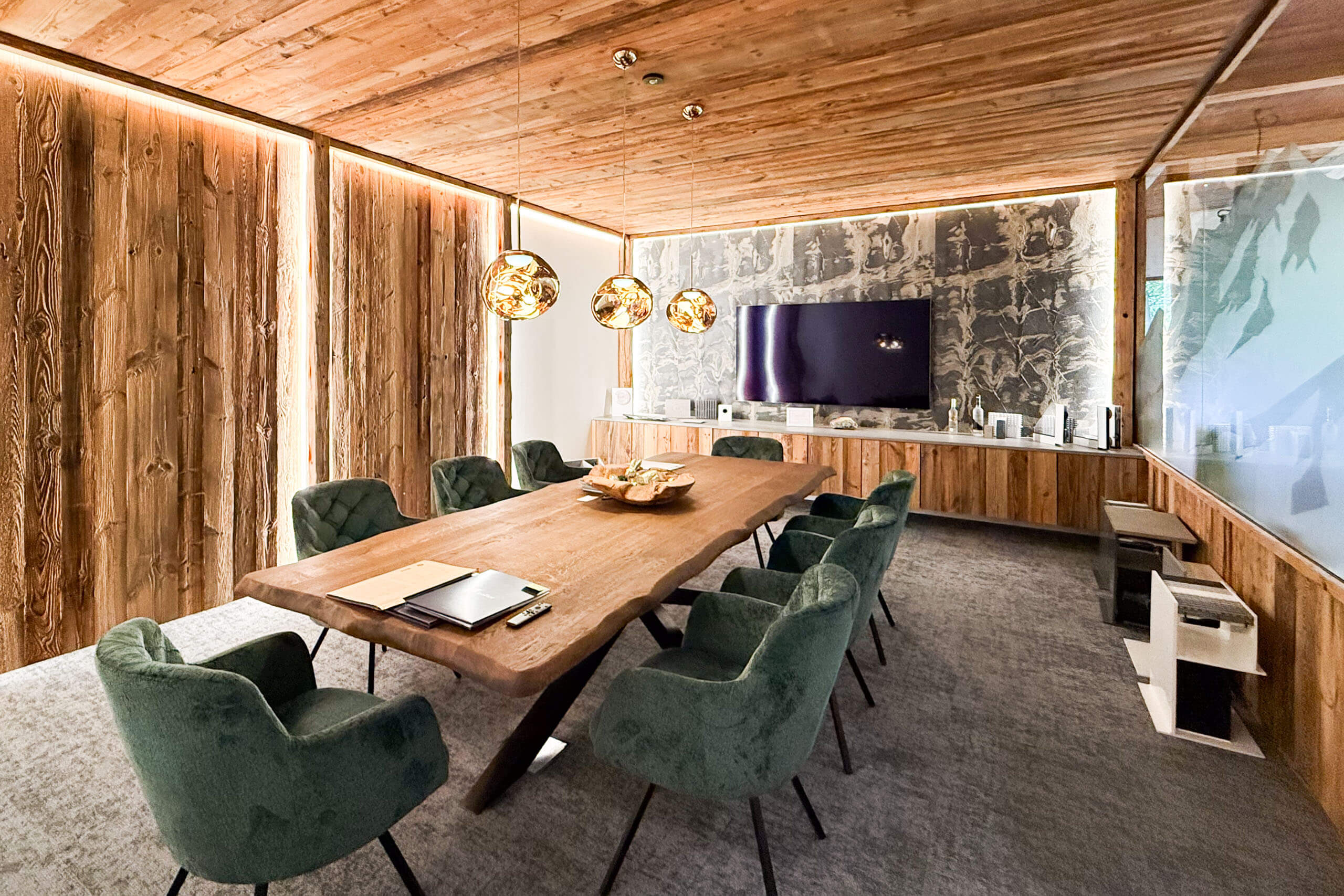 Modernes Besprechungszimmer mit Holzakzenten und indirekter Beleuchtung, passend für Lichtplanung.