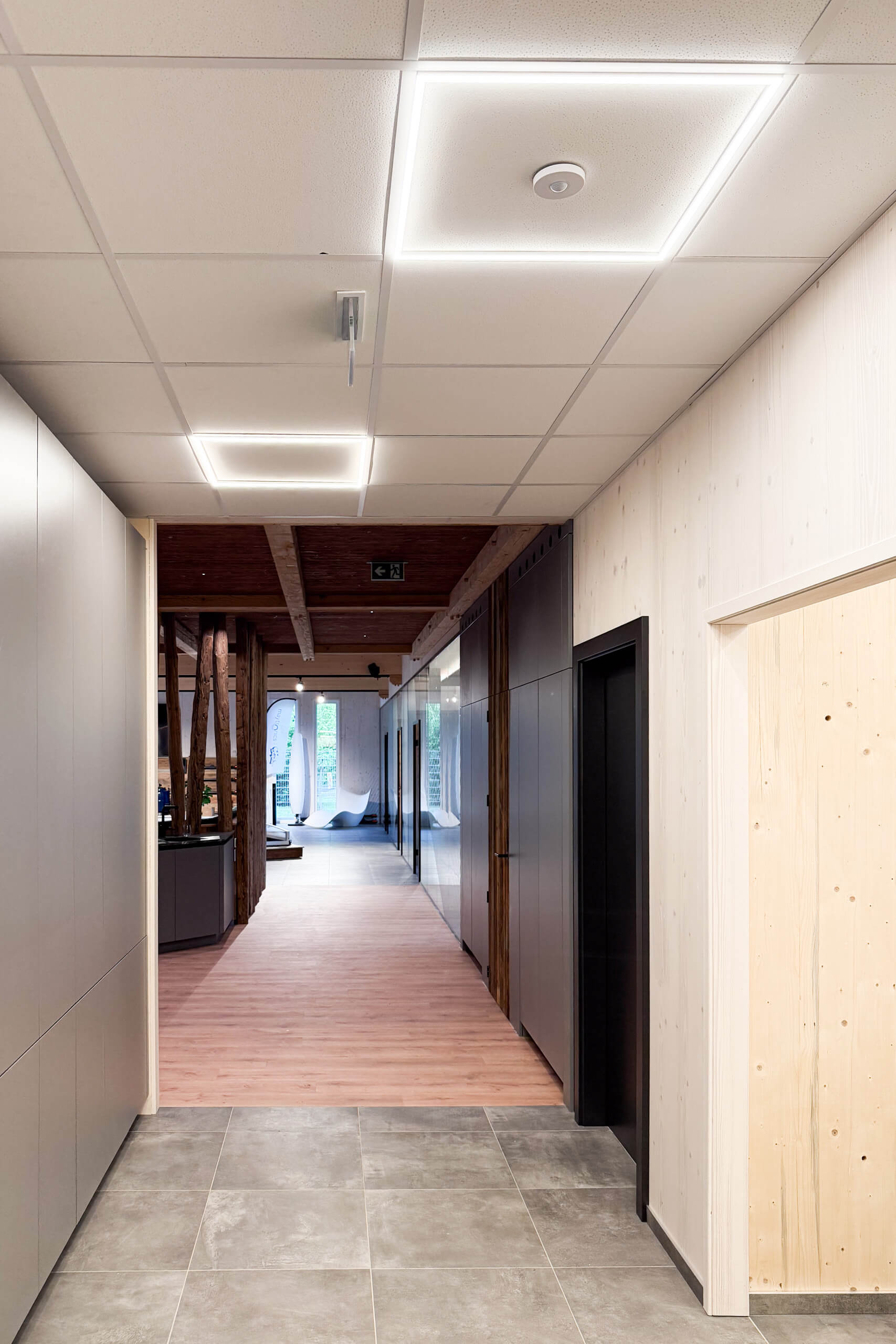 Moderner Bürokern mit Holzbalken und indirekter Beleuchtung – Lichtplanung von Illumina