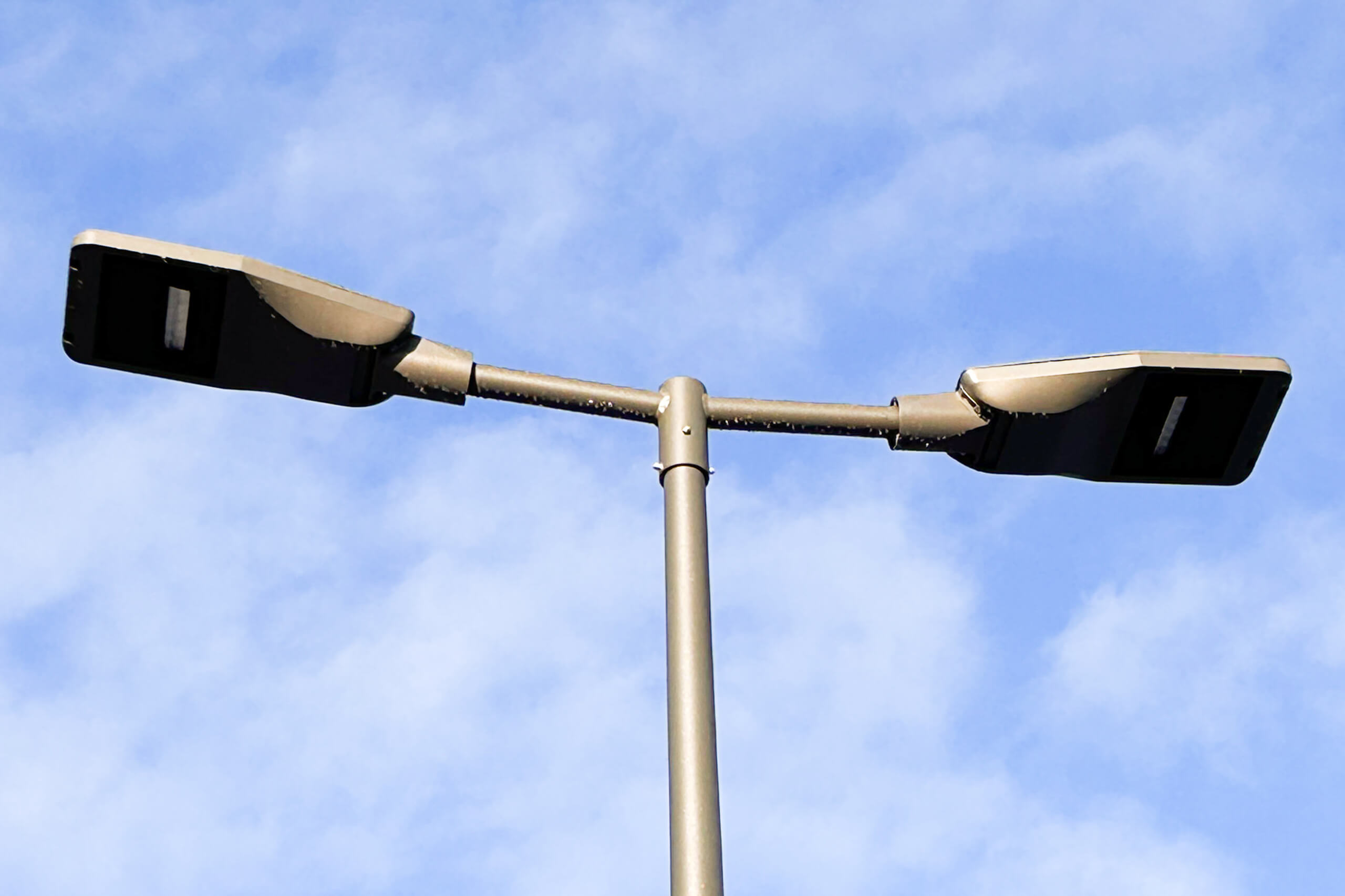 Zweiflammige Straßenlaterne im Himmel