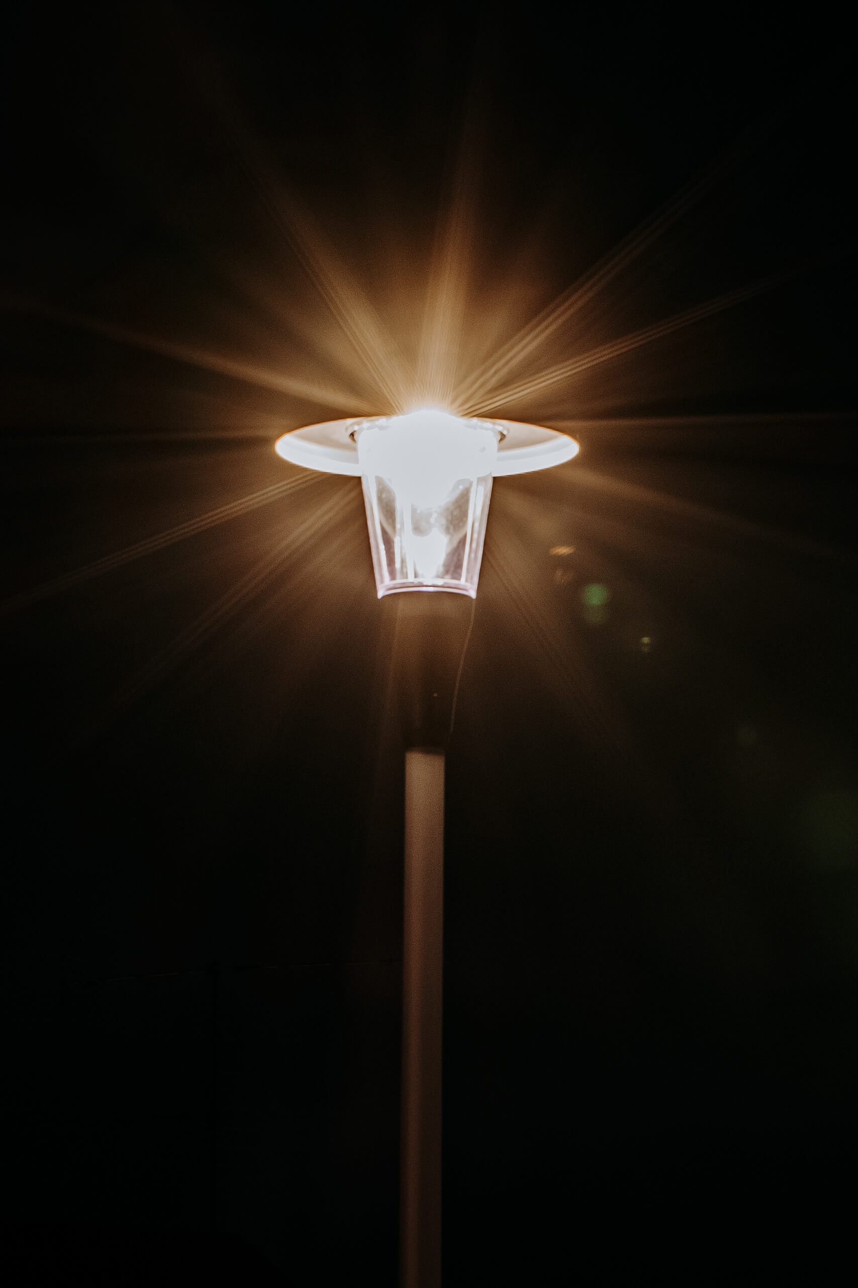 LED-Straßenlaterne leuchtet hell in der Dunkelheit
