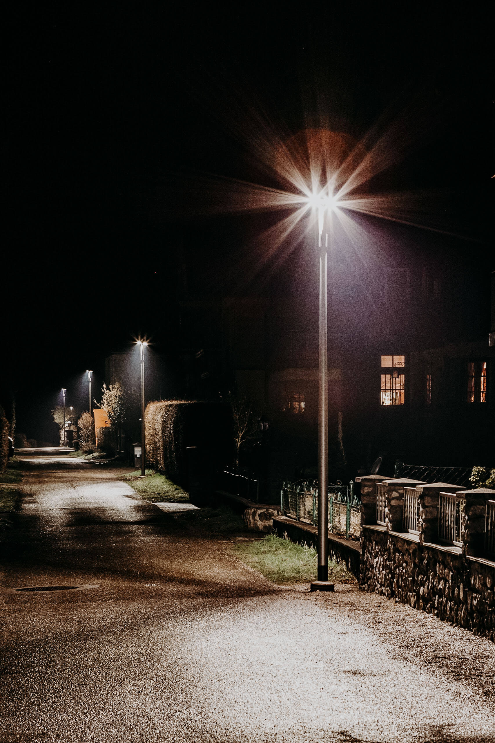 LED-Umrüstung: Straße bei Nacht mit modernen LED-Straßenlaternen