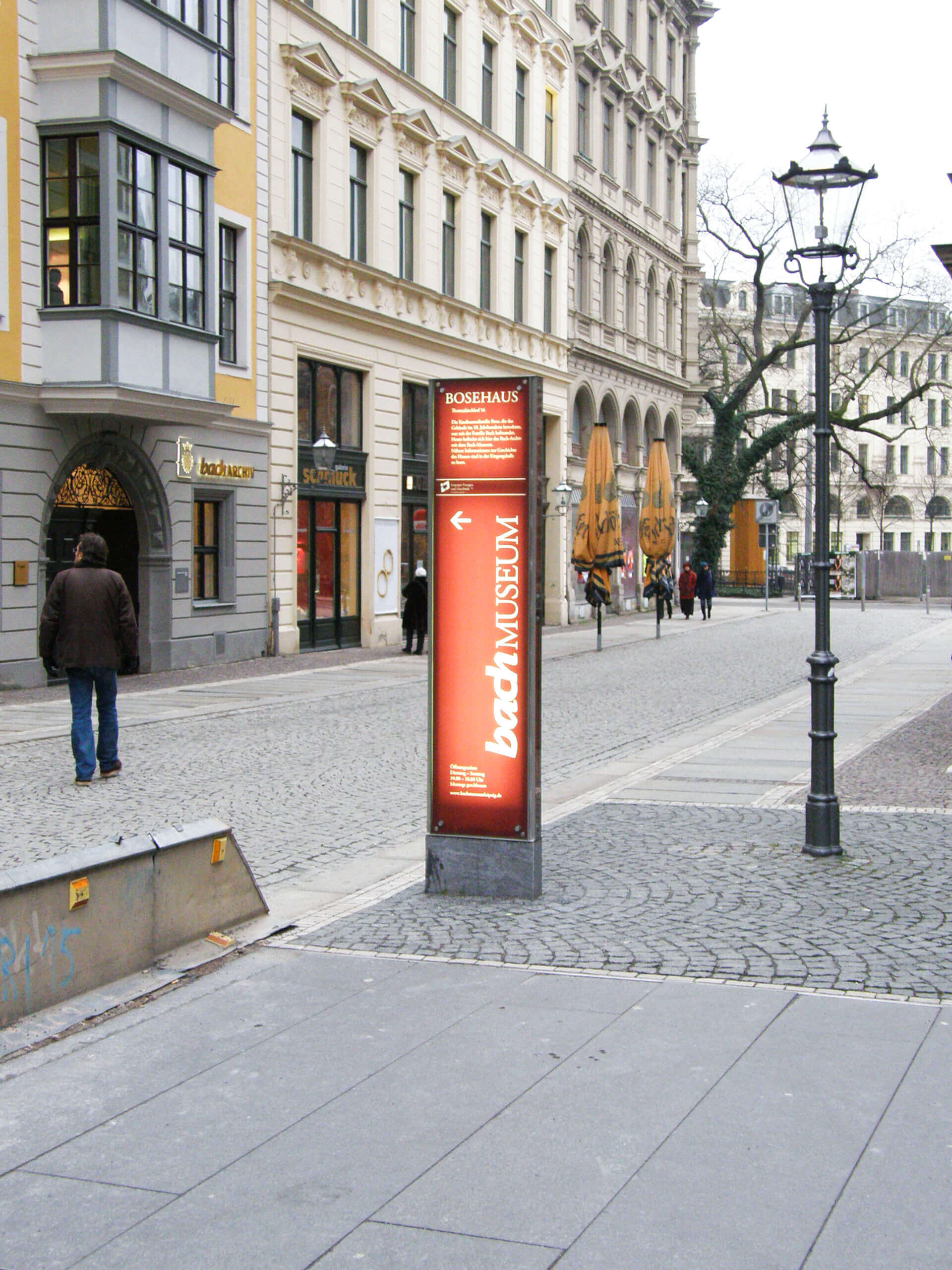 Straßenansicht mit Bach Museum Schild und Stadtmobiliar
