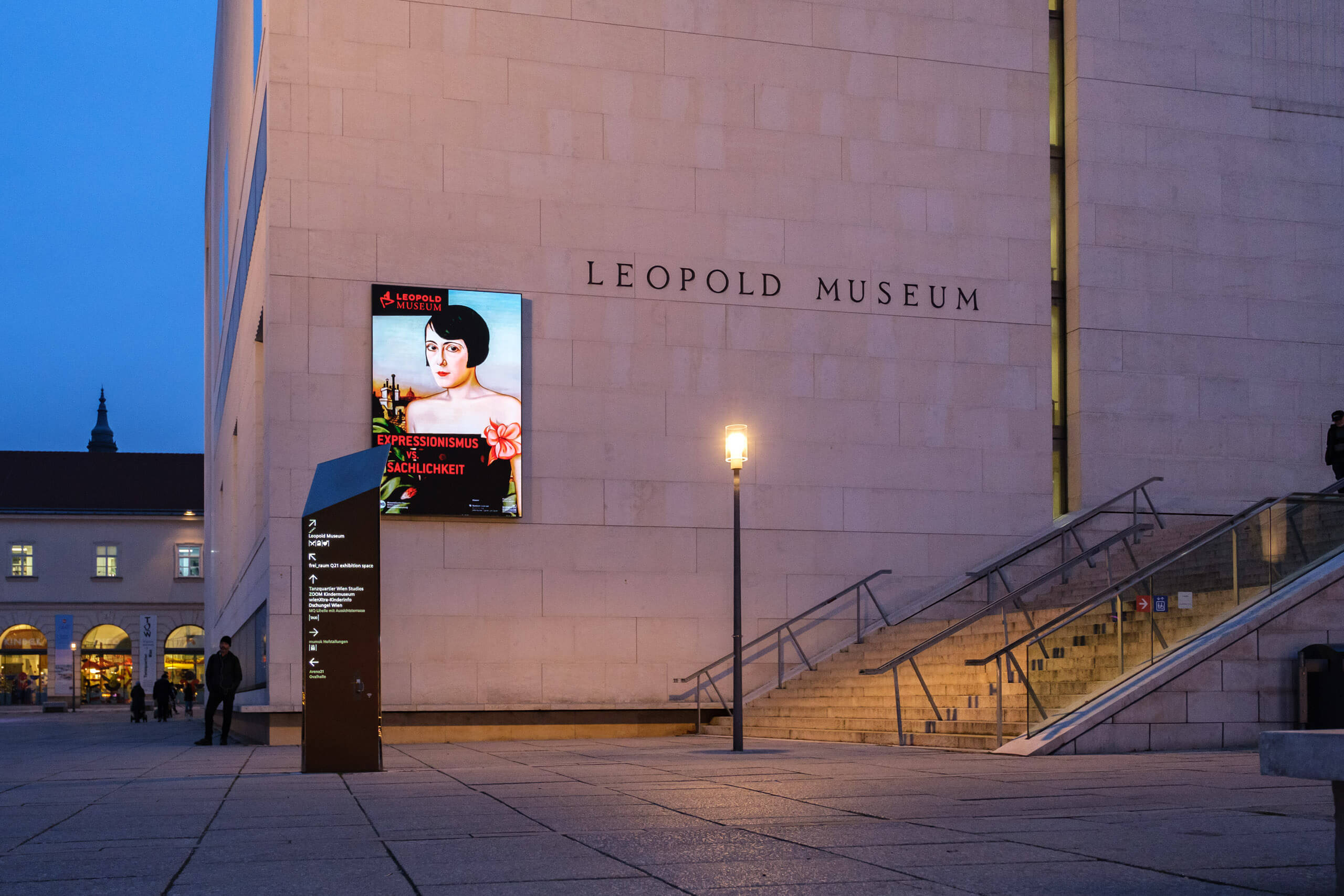 Leopold Museum Wien bei Nacht: Architekturbeleuchtung und Anstrahlung des Gebäudes