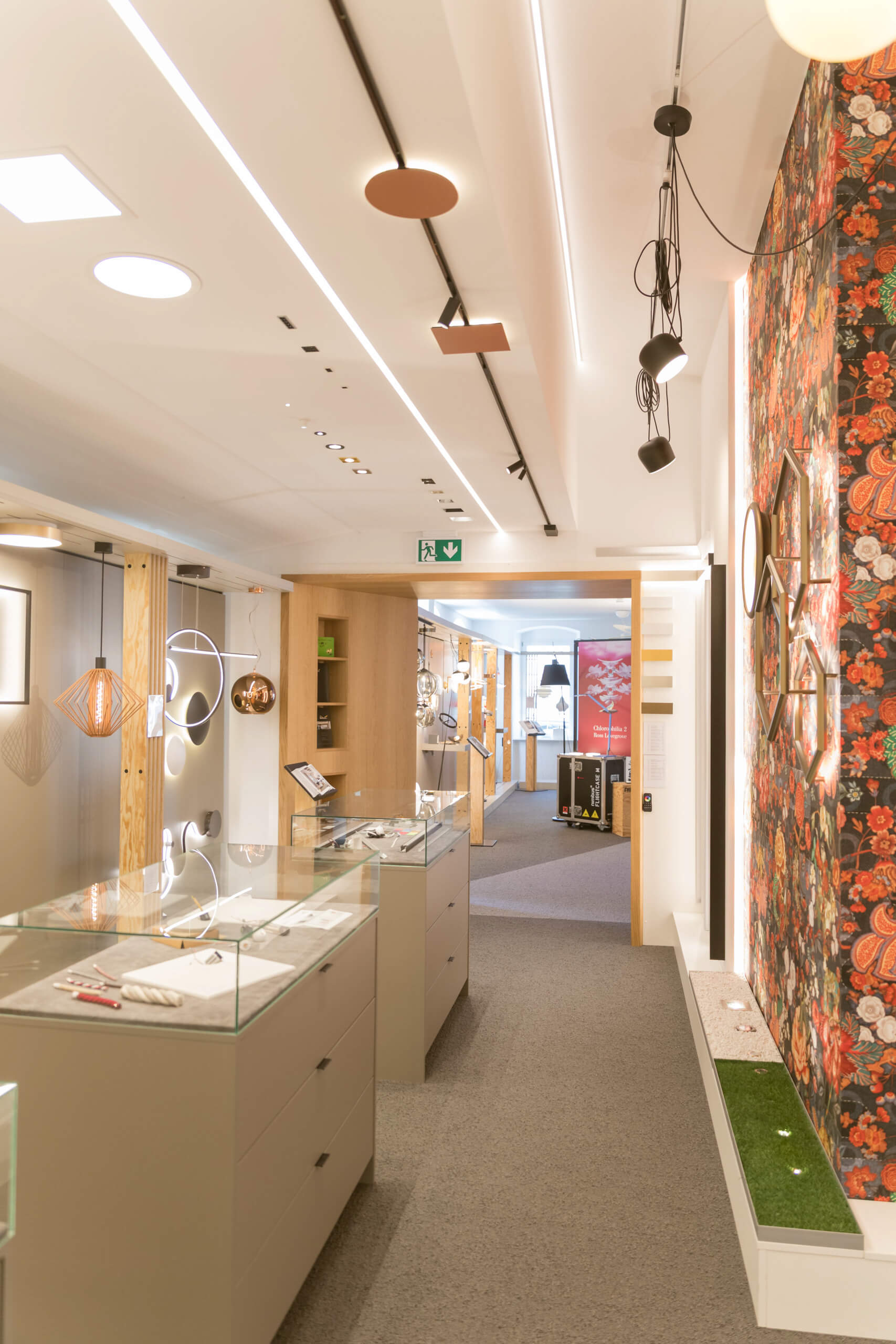 Lichtdesign-Showroom mit modernen Leuchten und Wandtapete – Leuchtenhandel Gewerbe.