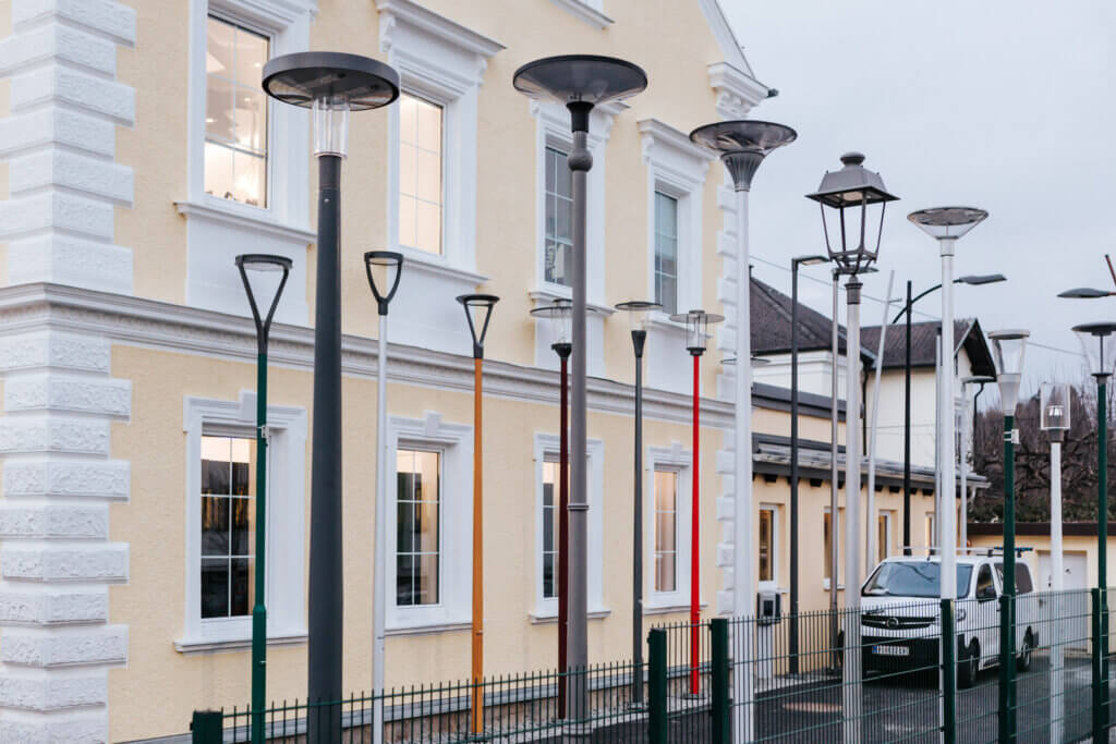 Straßenbeleuchtung und Architekturbeleuchtung vor gelbem Gebäude
