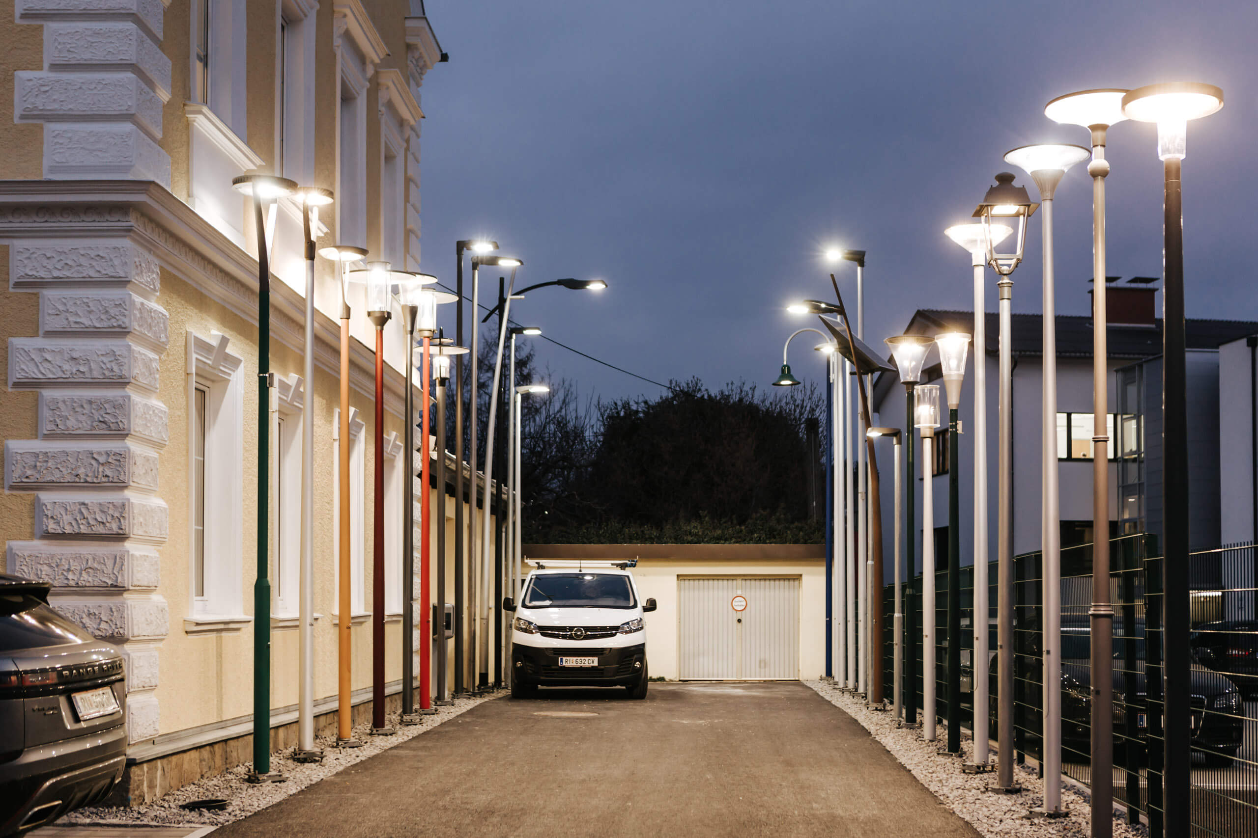 Illuminas Lichtplanung: Außenbereich mit moderner Straßenbeleuchtung und weißem Lieferwagen