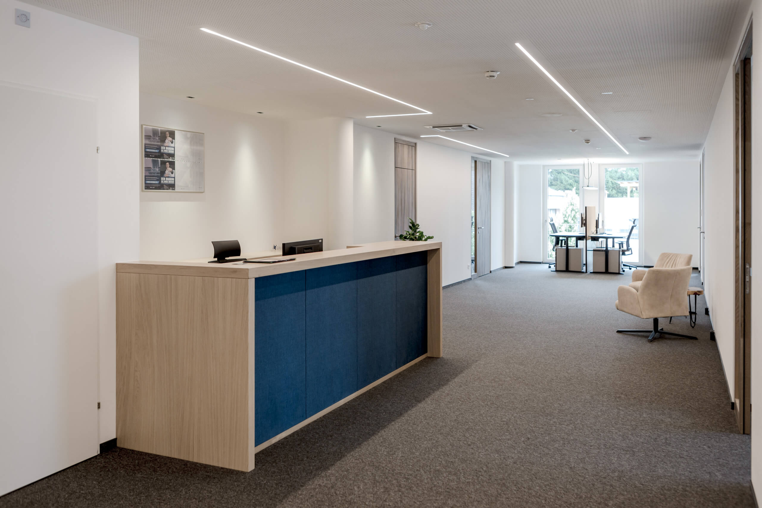 Gewerbe-Empfangsbereich mit modernem Lichtdesign und blauer Theke
