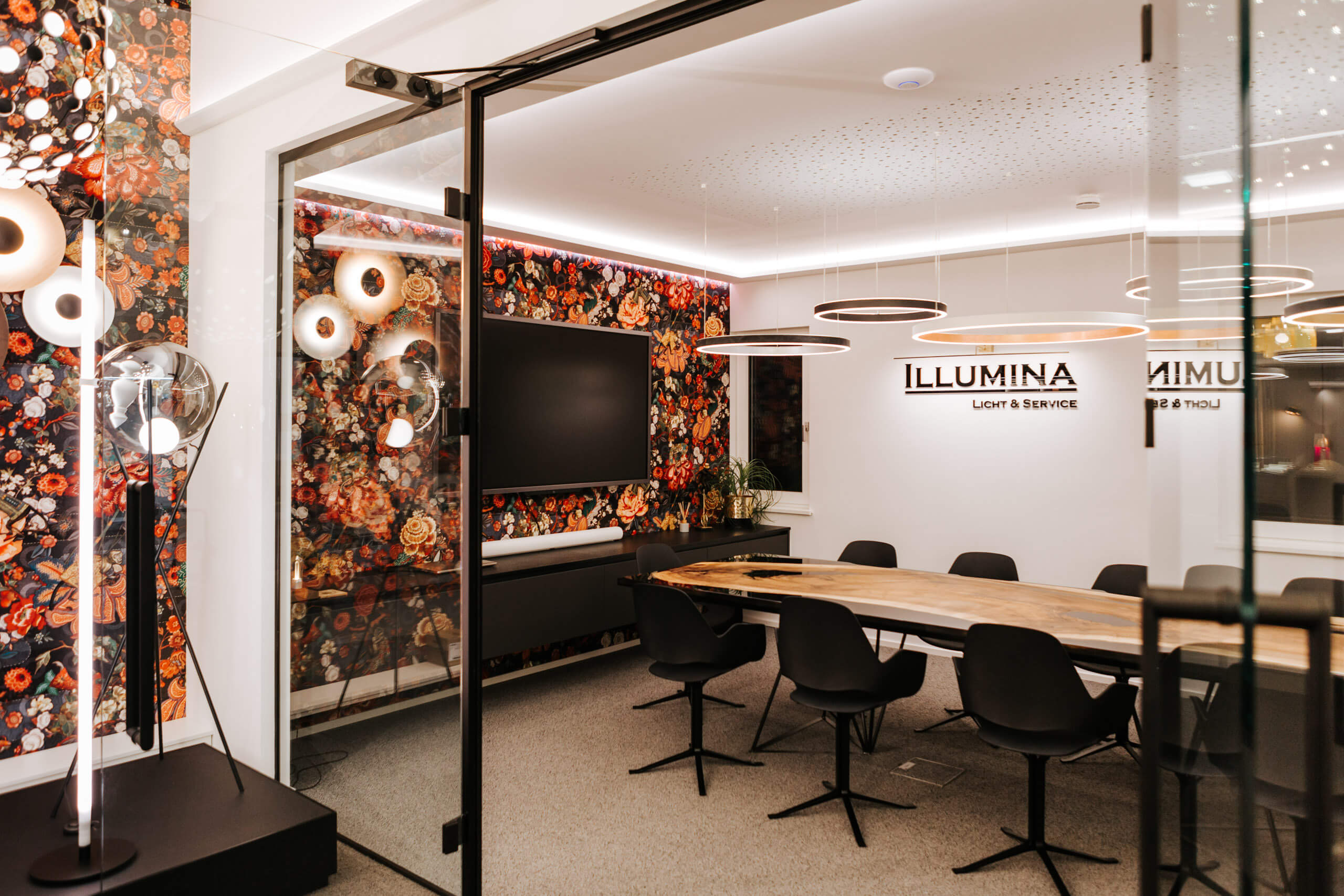 Illumina Lichtplanung: Moderner Besprechungsraum mit floraler Wand und Esstisch