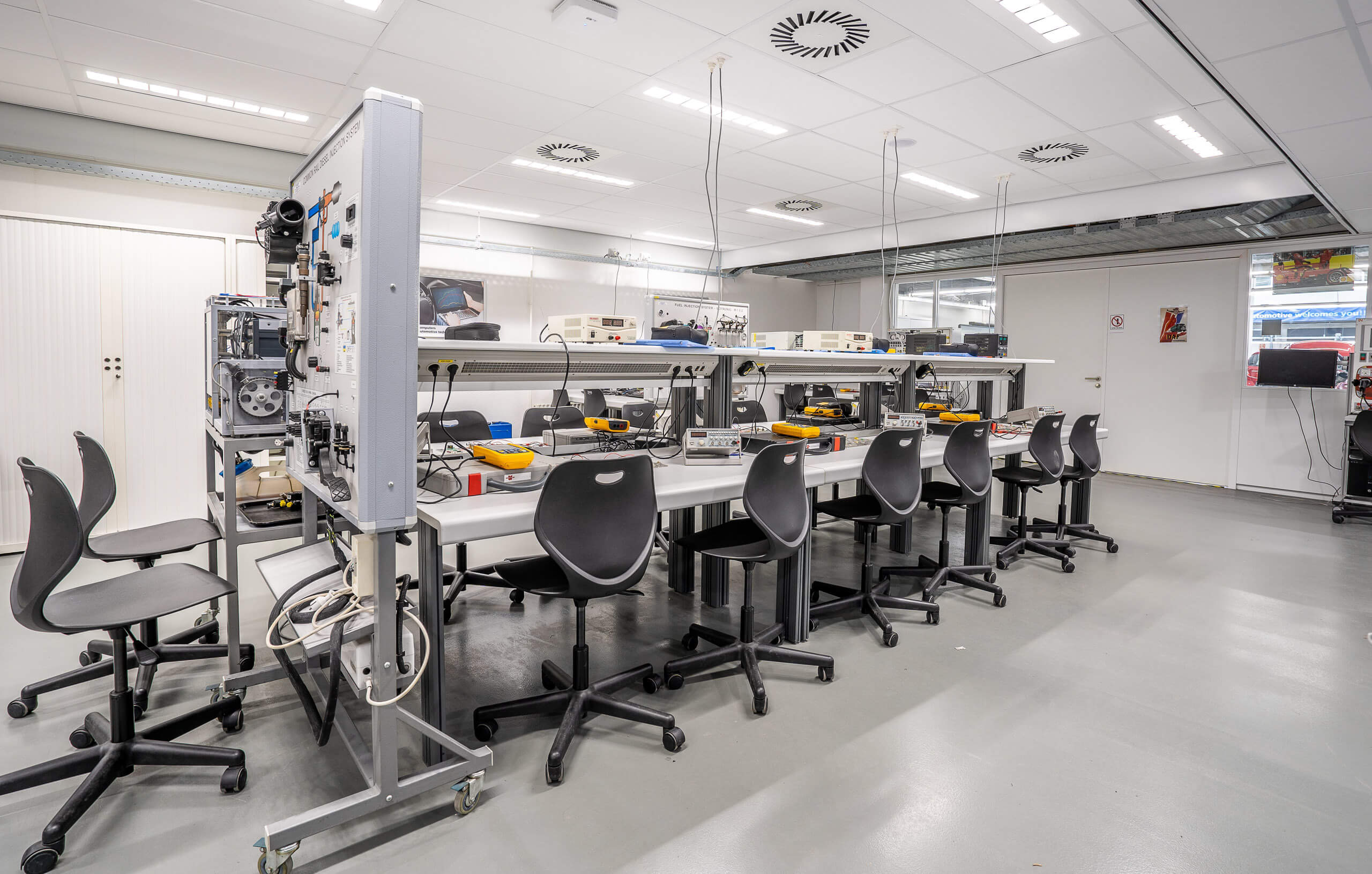 Gewerbliche Lichtplanung: Helle Werkstatt mit Labortischen und moderner Beleuchtung