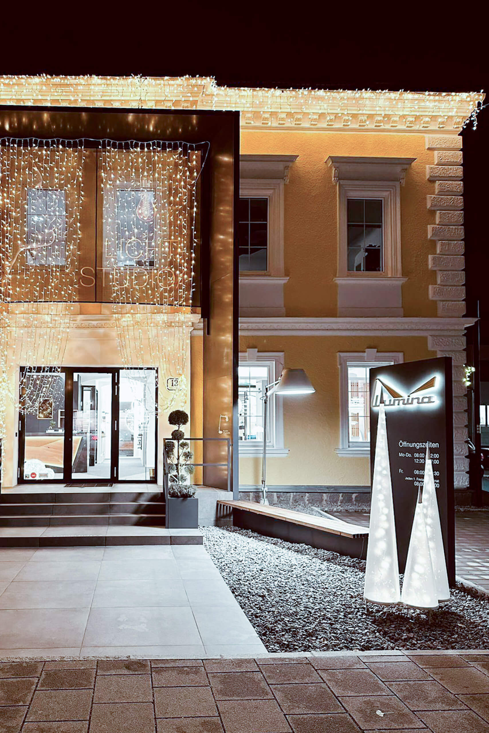 Illumina Lichtplanung: Außenansicht eines Geschäfts mit Weihnachtsbeleuchtung und Leuchten