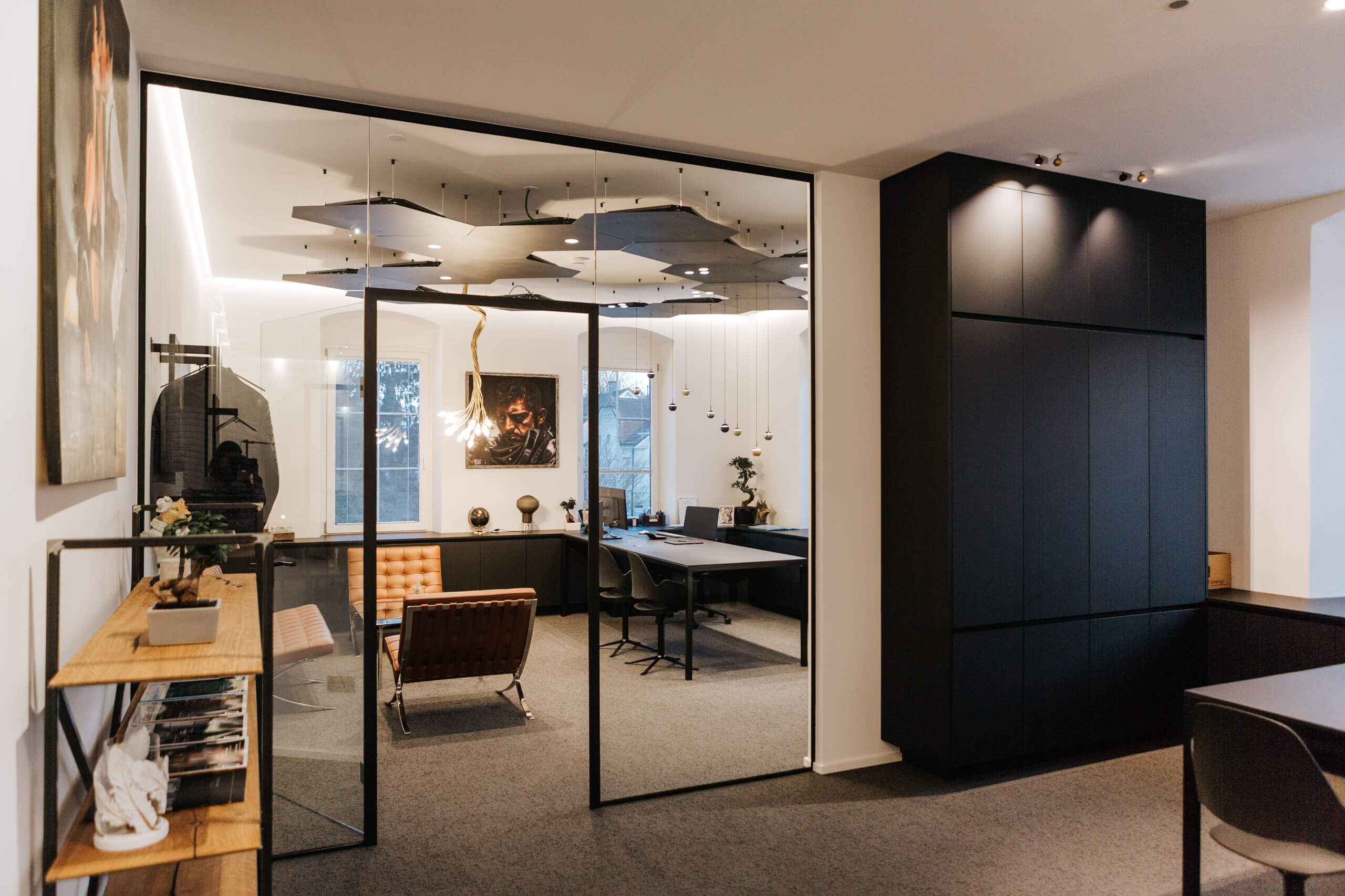 Modernes Lichtstudio Oberösterreich mit Glasfront und dunklen Büromöbeln