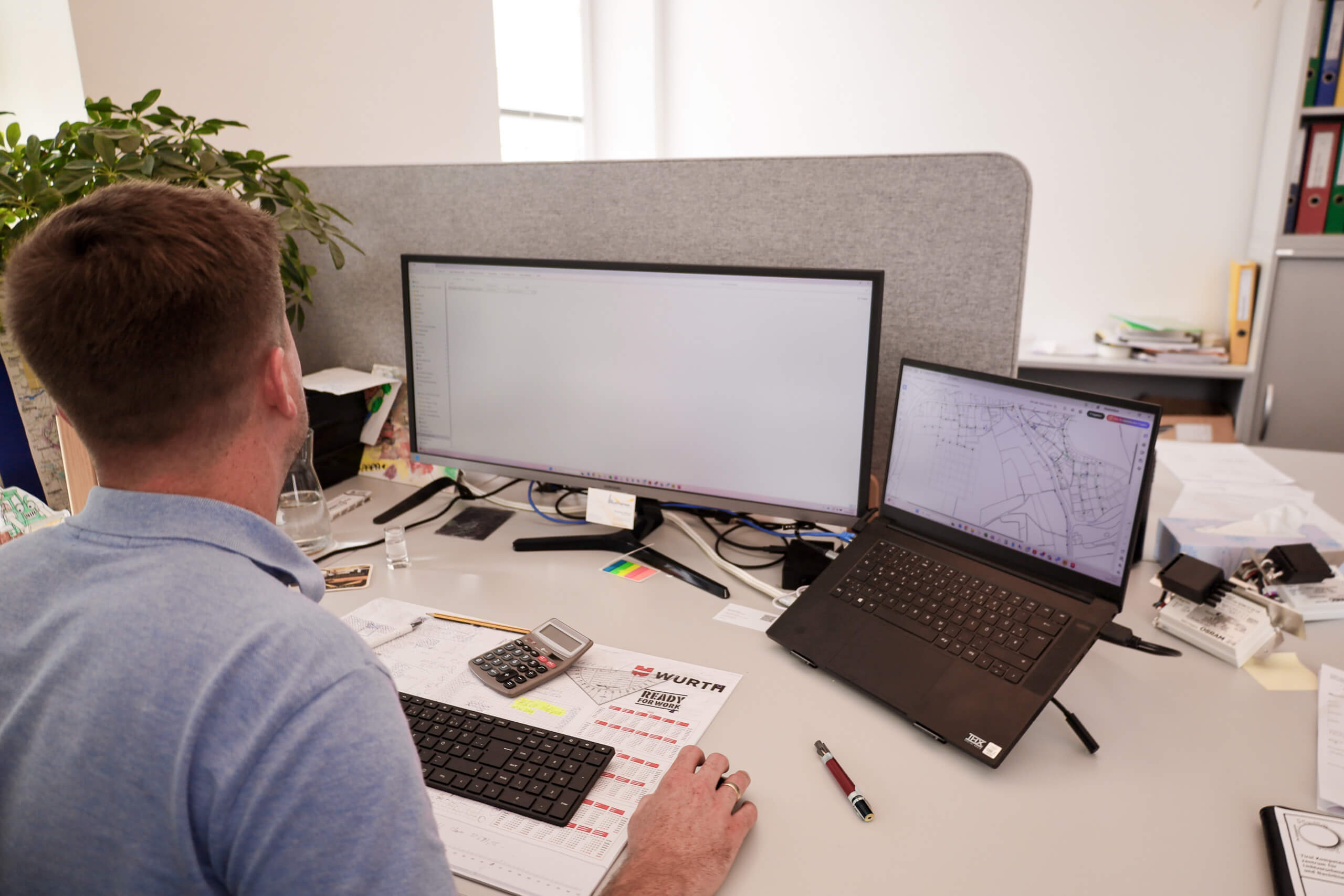 Mann am Schreibtisch mit Laptop und Monitor, Lichtplanung